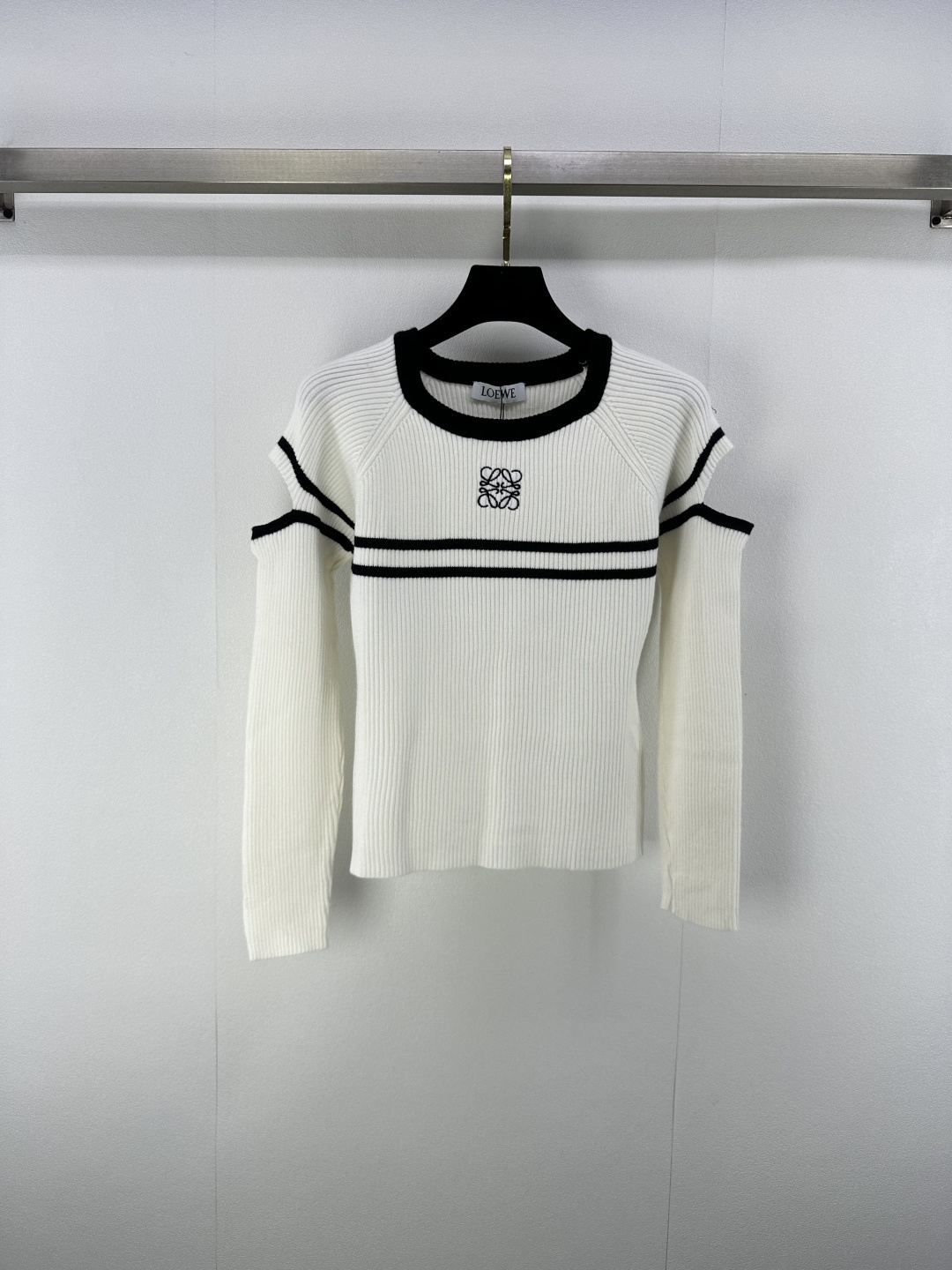 NO:480606,Loew* new details, new knitted round neck with leaking arms and long sleeves, contrasting striped body design, chest positioning logo totem, soft positioning, slim and versatile upper body, very unique design!  1 color 3 code SML, loewe, alexander wang19860909Loew*上新细节 秋冬新款针织圆领漏臂长袖 撞色条纹衣身设计 胸口定位logo图腾 定位手感软糯 上身显瘦又百搭 设计非常独特！ 1色3码SML,,loewe,alexander wang,Women's clothing
