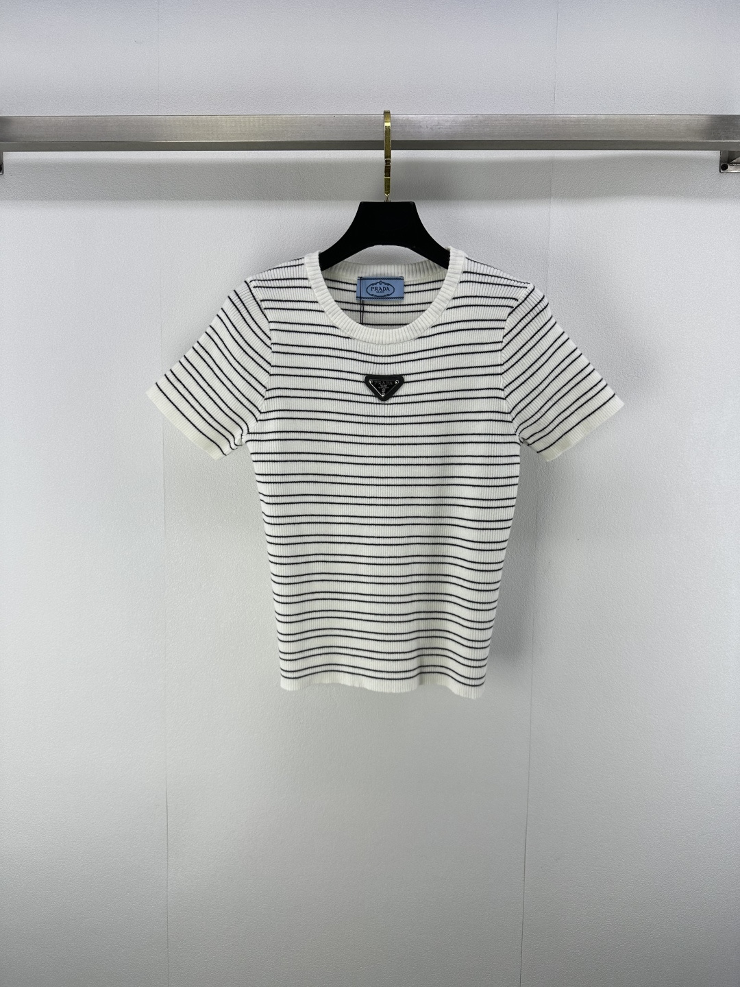NO:480610,New details on Prad* New round neck striped short sleeves, simple and elegant design, positioning triangle logo, showing charming temperament, lightness and comfort, summer essential items 3 colors and 3 codes SML, prada, T-shirt, alexander wang19860909Prad*上新细节 新款圆领条纹短袖,简约优雅设计,定位三角标,展现迷人气质,轻盈舒适,夏日必备单品 3色3码SML,,prada,T-shirt,alexander wang,Women's clothing