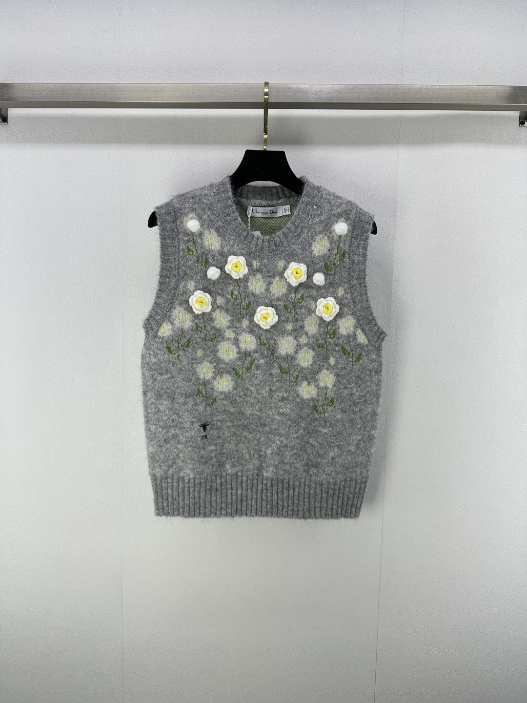 NO:480623,New details on Dio*. The latest three-dimensional flower temperament round neck back 3D flower design classic style high-end and fashionable!  Lazy style design reduces age and gentleness. High-end fixed dyed yarn temperament product!  The classic style is versatile and slimming!  2 colors 3 codes SML, dior, alexander wang19860909Dio*上新细节 秋季最新立体花朵气质圆领背面3D花朵设计经典版型高级又时髦！懒散风设计减龄温柔.高级定染纱线气质单品！经典版型百搭又显瘦！ 2色3码SML,,dior,alexander wang,Women's clothing