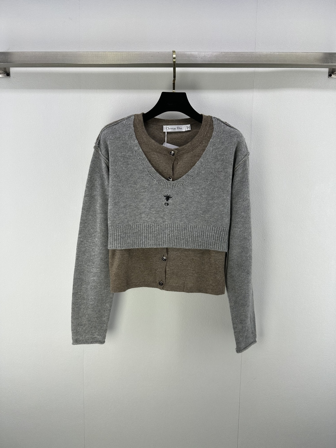 NO:480572,Dio* new details, the autumn new round neck fake two-piece long sleeves, the fake two-piece full of high-end feeling, contrasting colors and fashionable, positioning bee embroidered logo, the upper body looks slim and age-reducing and versatile, 1 color and 3 size SML, dior, alexander wang19860909Dio*上新细节 秋季新款圆领假两件长袖 假两件高级感满满 撞色时髦洋气 定位小蜜蜂刺绣logo 上身显瘦减龄又百搭 1色3码SML,,dior,alexander wang,Women's clothing