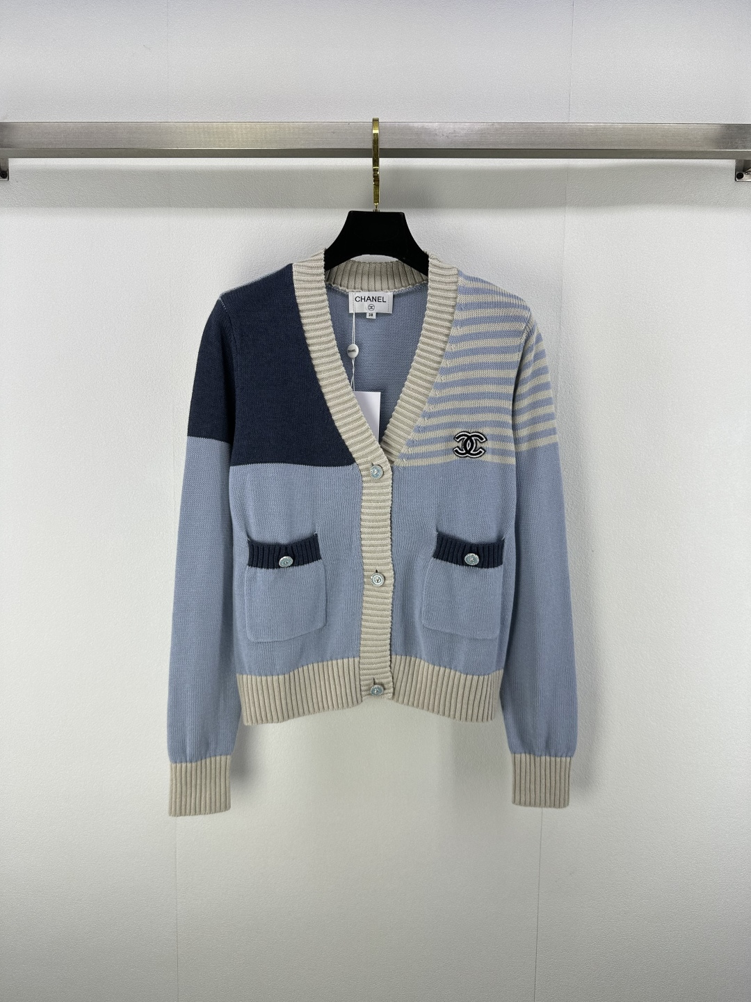 NO:480579,Chane* New Details The latest V-neck color-blocked knitted cardigan with long sleeves in early autumn!  White and blue color-blocking edge strips, low-key and unpretentious brand logo perfect single product design!  Classic V-neck is not picky for people, top body is huge and slim, 1 color, 3 size SML., chanel, alexander wang19860909Chane*上新细节 早秋最新V领拼色针织开衫长袖！白蓝拼色边条,低调不张扬的品牌标识完善单品设计！经典V领不挑人版型上身巨显瘦 1色3码SML.,,chanel,alexander wang,Women's clothing