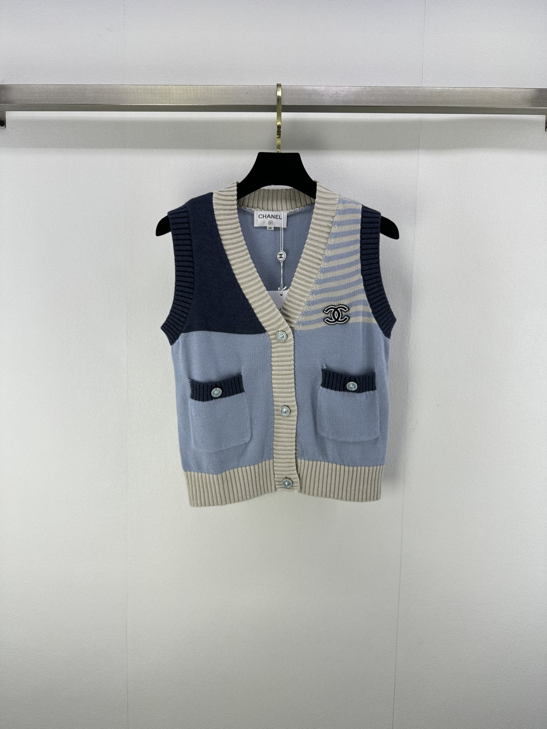 NO:480585,Chane* New Details The latest V-neck color-blocked knitted cardigan vest in early autumn!  White and blue color-blocking edge strips, low-key and unpretentious brand logo perfect single product design!  Classic V-neck is not picky for people, top body looks huge and slim, 1 color, 3 size SML, chanel, alexander wang19860909Chane*上新细节 早秋最新V领拼色针织开衫背心！白蓝拼色边条,低调不张扬的品牌标识完善单品设计！经典V领不挑人版型上身巨显瘦 1色3码SML,,chanel,alexander wang,Women's clothing