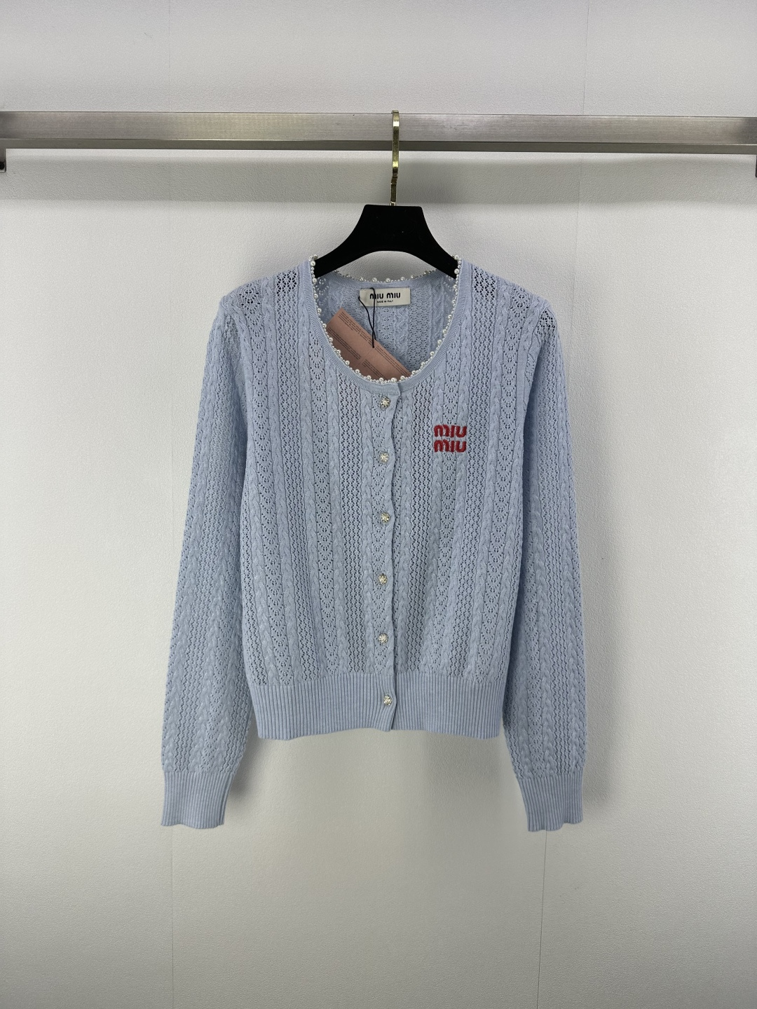 NO:480591,MiuMi* New Details The latest pearl round neck knit cardigan in autumn long sleeves!  Customized silk yarn weaving, high-quality texture, comfortable and soft, round neck long-sleeved cardigan cut, matched with the whole body hollow knitted texture, full of fashion sense, neckline surrounds pearl decoration, emits a low-key and luxurious light with action, highlighting high-end positioning and fashionable tone, regular style of the front shoulder style, elegant colors create a sense of atmosphere, making the style more durable and versatile!  3 color 3 code SML, miumiu, alexander wang19860909MiuMi*上新细节 秋季最新珍珠圆领针织开衫长袖！定制丝毛纱线织造 质感高级 舒适柔软 圆领长袖开衫剪裁 搭配通体镂空针织肌理 时髦感拉满 领口环绕珍珠装饰 随着行动折射散发低调奢华的光芒 彰显高级定位和时尚调性 正肩款常规版型 优雅色系打造氛围感 让风格更耐看百搭！ 3色3码SML,,miumiu,alexander wang,Women's clothing