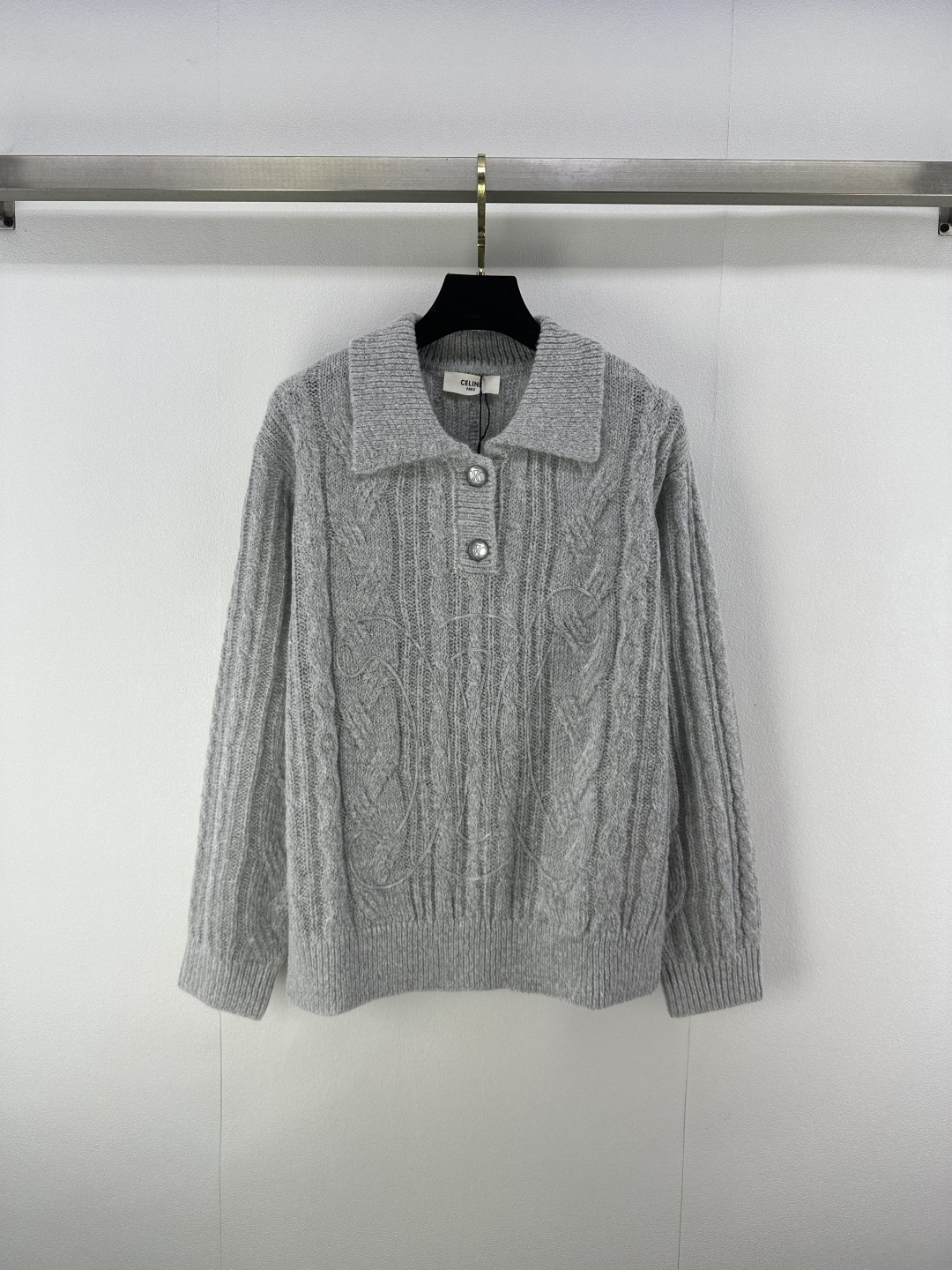 NO:480597,Celin* new details, new knitted lapel half-pallet pullover long sleeves, twisted string craftsmanship, three-dimensional logo pattern decoration, yb open mold logo button embellishment, high-end fashionable, exquisite and versatile 3 colors and 3 codes SML, celine, alexander wang19860909Celin*上新细节 秋冬新款针织翻领半开襟套头长袖 麻花纽绳工艺 立体logo图案装饰 yb开模logo纽扣点缀 高级时髦精致百搭 3色3码SML,,celine,alexander wang,Women's clothing