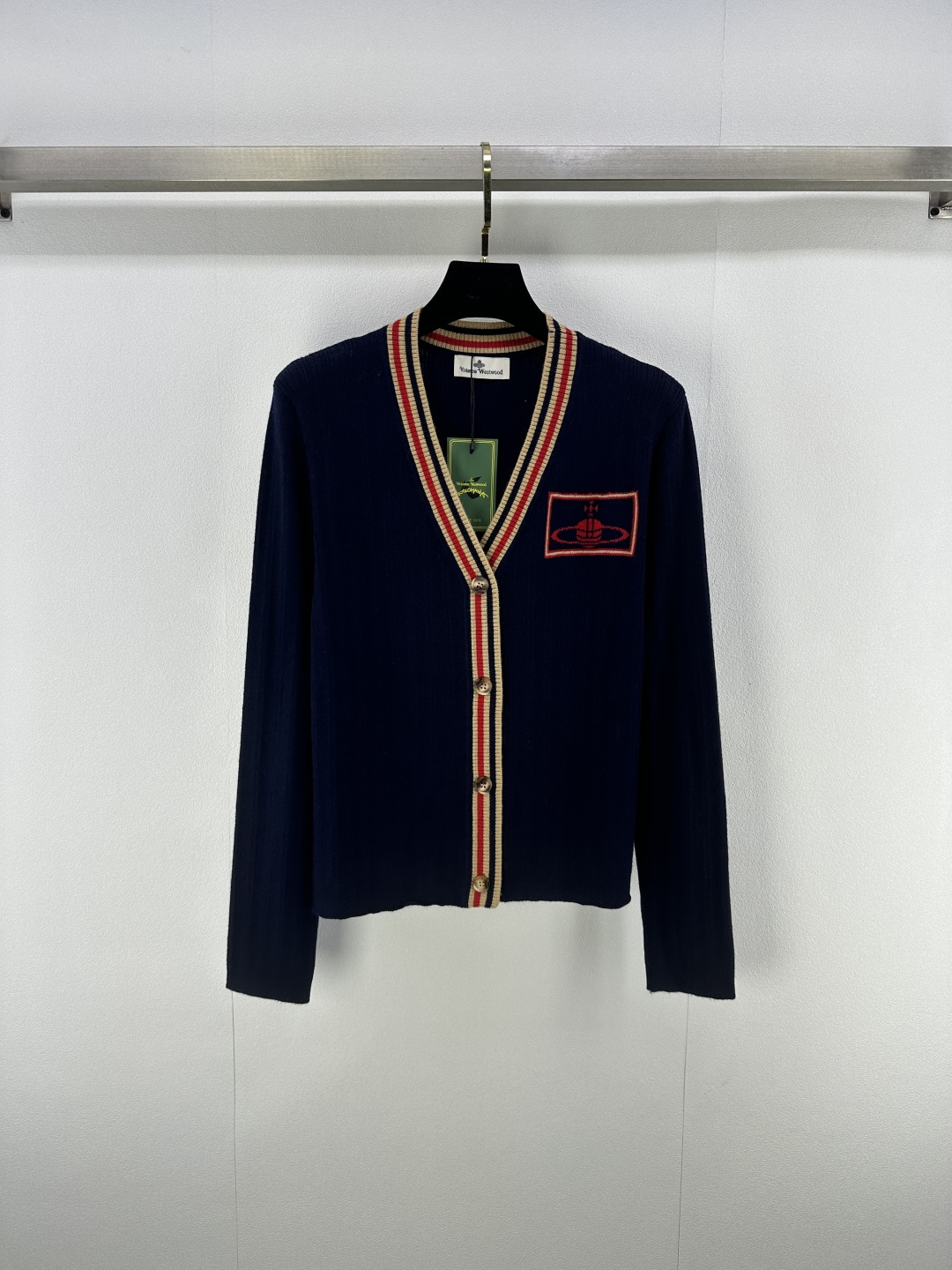 NO:480602,Queen Mother *VivieneWestw*od New details The latest contrasting V-neck knitted cardigan in autumn! The contrasting Saturn jacquard pattern on the chest is marked and eye-catching and just right embellishment. The classic contrasting colors make you look white and versatile! 3 color 3 code SML, alexander wang19860909西太后*VivieneWestw*od 上新细节 秋季最新撞色V领针织开衫！胸前撞色土星提花图案,标识度显著醒目且恰到好处的点缀,经典撞色显白又百搭！ 3色3码SML,,alexander wang,Women's clothing