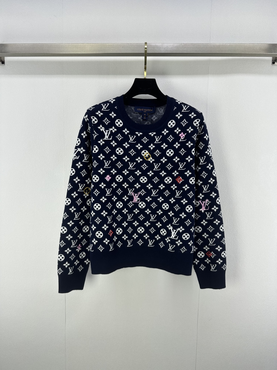 NO:480611,New details on Lv*. New autumn jacquard full-print long sleeves. Customized YB weaving. High-quality and comfortable. Regular round neck long-sleeved tailoring. The whole body is decorated with the iconic four-leaf clover element letter logo pattern. Shows the brand's personality. Highlights and high-end fabrics. Let simple styles show their personality. Shows a relaxed tone. Light luxury and fashionable temperament. You can wear them alone. The first choice for fashionable outfits in all seasons. 3 colors and 3 codes. SML,,louis vuitton,alexander wang.19860909Lv*上新细节 秋季新款提花满印长袖 定制YB织造 质感高级舒适 常规圆领长袖剪裁 通体装点标志性四叶草元素字母徽标图案 彰显品牌个性 凸显穿搭高级感 略带弹性面料 让简单款式穿出个性 尽显松弛调性 轻奢时髦气质 单穿叠穿均可 四季时尚穿搭首选 3色3码SML,,louis vuitton,alexander wang,Women's clothing