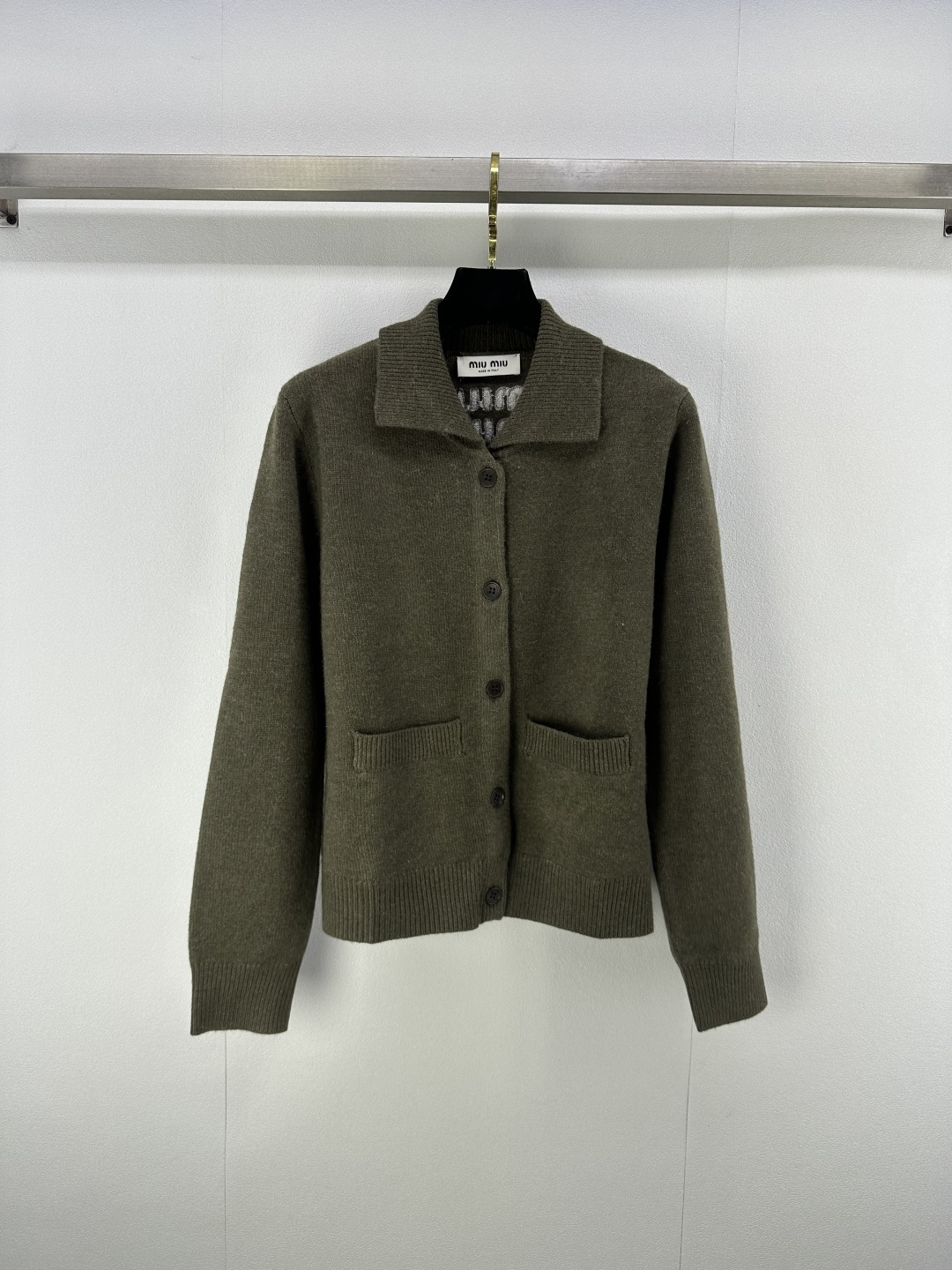 NO:482758,Miumi* new details, new round neck twist cardigan sweater in autumn and winter, youth color, custom logo badge, twist texture, slim and sweet, light fabric, upper body, age-reducing college style, 2 colors, 3 sizes, SML, miumiu, sweaters, alexander wang19860909Miumi*上新细节 秋冬新款圆领麻花开衫毛衣 青春色系 定制logo徽章 麻花纹理显瘦甜美 轻薄面料上身减龄学院风 2色3码SML,,miumiu,sweaters,alexander wang,Women's clothing