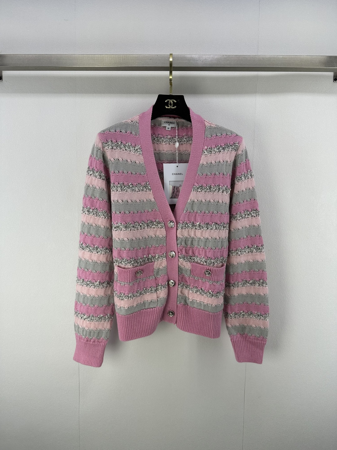 NO:482932,Chane* new details New autumn knitted striped v-neck cardigan long sleeves, small hollow ultra-thin breathable, double purse full of small fragrance!  Light and comfortable material, sweet and elegant temperament, 1 color, 3 size SML, chanel, alexander wang19860909Chane*上新细节 秋季新款针织条纹v领开衫长袖 小镂空超薄透气 双荷包满满小香风！材质轻薄舒适,甜美气质名媛 1色3码SML,,chanel,alexander wang,Women's clothing