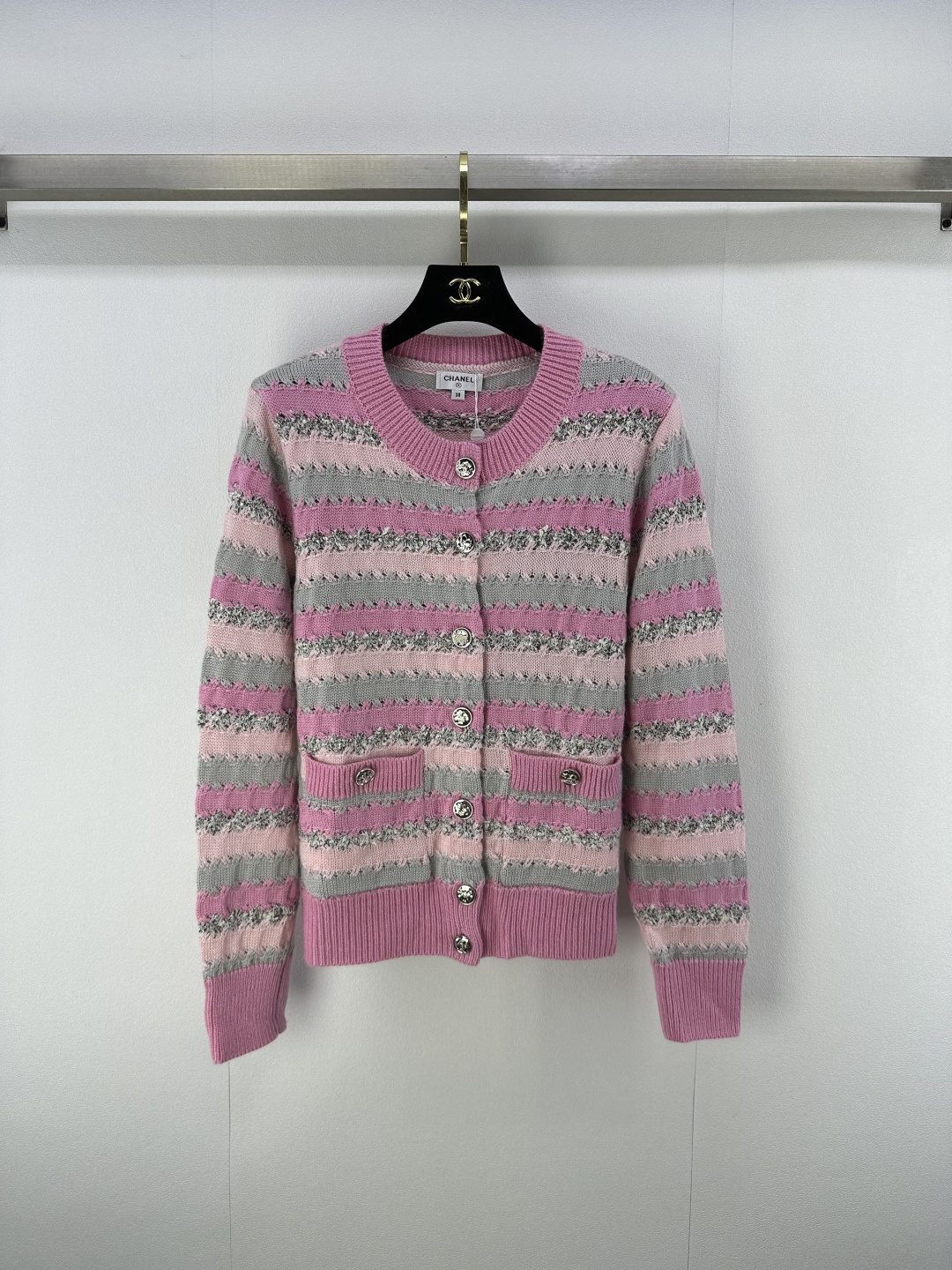 NO:482937,Chane* new details New autumn knitted striped round neck cardigan long sleeves Small hollow ultra-thin breathable double purse full of fragrance!  Light and comfortable material, sweet and elegant temperament, 1 color, 3 size SML, chanel, alexander wang19860909Chane*上新细节 秋季新款针织条纹圆领开衫长袖 小镂空超薄透气 双荷包满满小香风！材质轻薄舒适,甜美气质名媛 1色3码SML,,chanel,alexander wang,Women's clothing