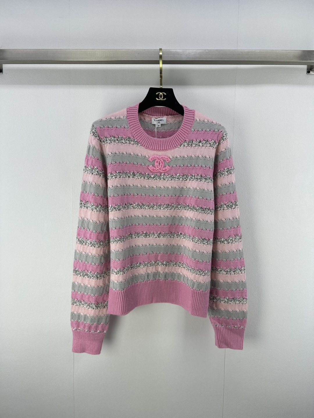 NO:482942,Chane* new details New autumn style knitted striped round neck long sleeves Small hollow ultra-thin breathable double purse full of fragrance!  Light and comfortable material, sweet and elegant temperament, 1 color, 3 size SML, chanel, alexander wang19860909Chane*上新细节 秋季新款针织条纹圆领长袖 小镂空超薄透气 双荷包满满小香风！材质轻薄舒适,甜美气质名媛 1色3码SML,,chanel,alexander wang,Women's clothing