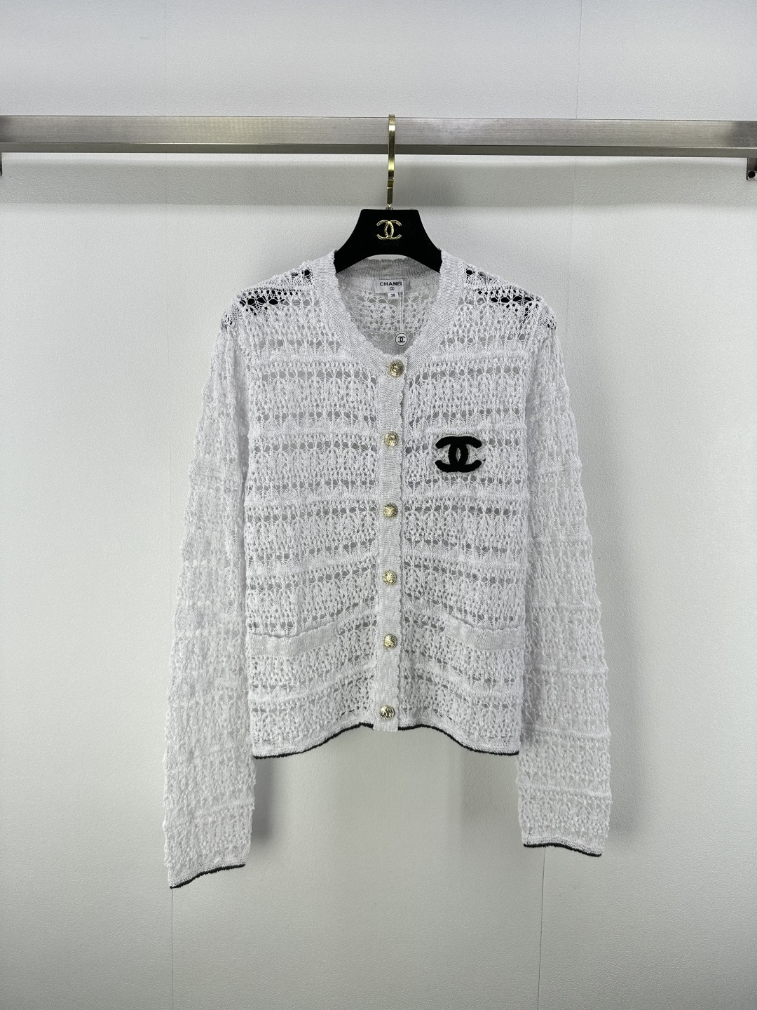 NO:482773,Chane* new details New autumn knitted hollow cardigan long sleeves Small hollow ultra-thin breathable Double C flocking logo full of small fragrance!  Light and comfortable material, sweet and elegant temperament, 2 colors and 3 sizes SML, chanel, alexander wang19860909Chane*上新细节 秋季新款针织镂空开衫长袖 小镂空超薄透气 双C植绒标志满满小香风！材质轻薄舒适,甜美气质名媛 2色3码SML,,chanel,alexander wang,Women's clothing