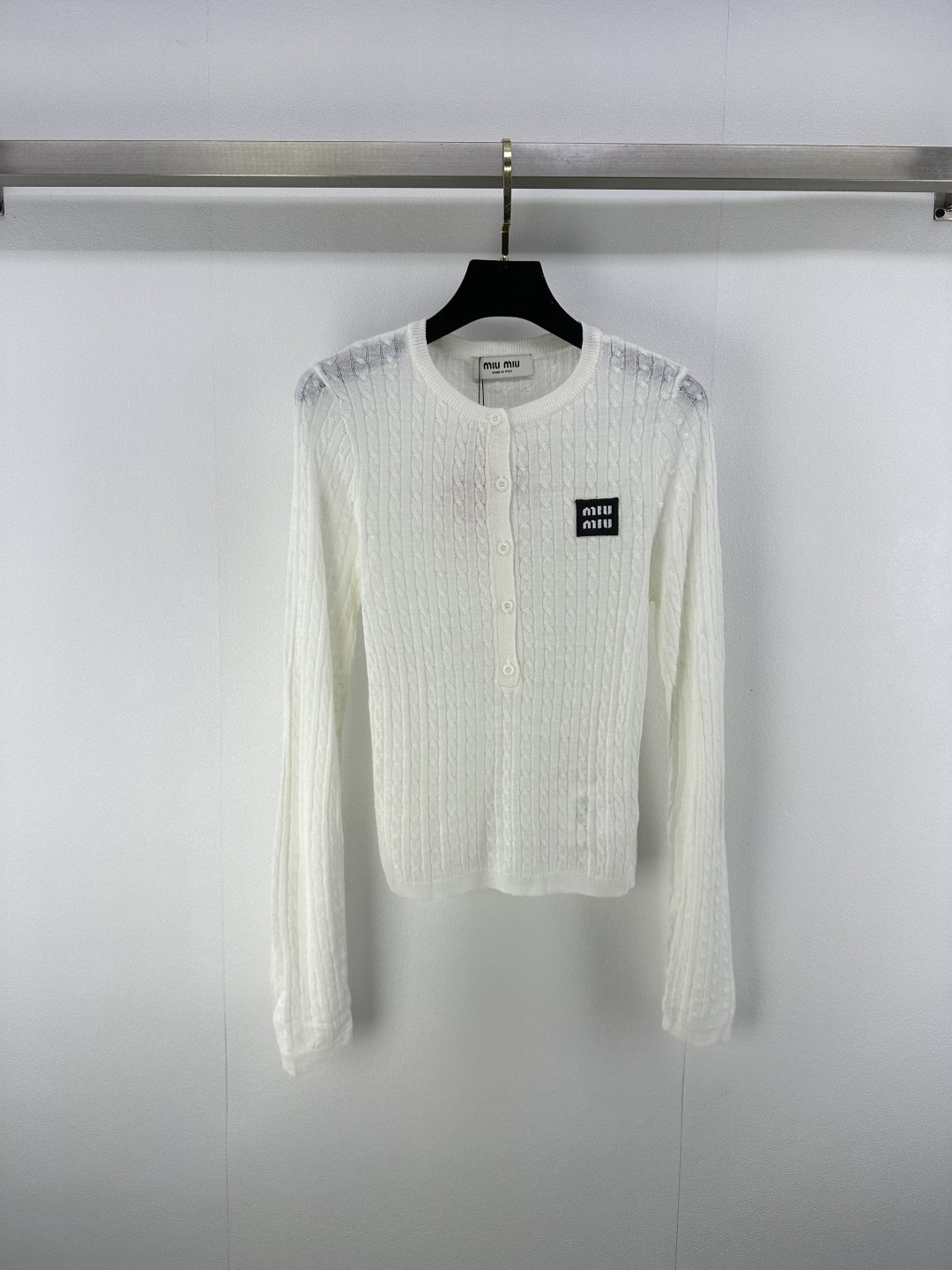 NO:482793,Miumi* new details, new round neck twisted half-card sweater in autumn and winter, youth color, custom logo badge, twisted texture, slim and sweet, light fabric, upper body, age-reducing college style, 2 colors, 3 codes, SML, miumiu, sweaters, alexander wang19860909Miumi*上新细节 秋冬新款圆领麻花半开衫毛衣 青春色系 定制logo徽章 麻花纹理显瘦甜美 轻薄面料上身减龄学院风 2色3码SML,,miumiu,sweaters,alexander wang,Women's clothing