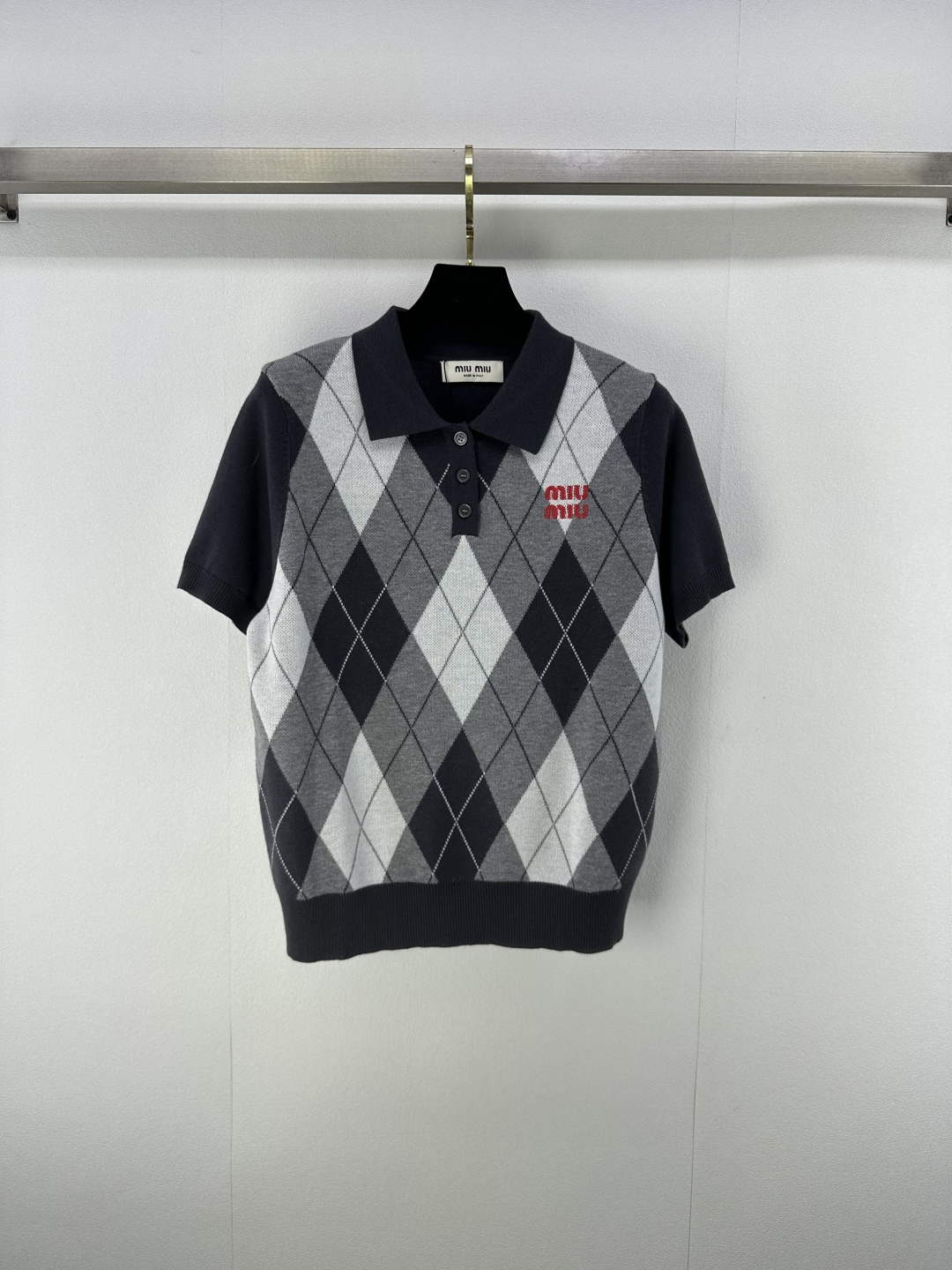 NO:482777,Miumi* New Details The latest contrasting diamond knitted lapel short sleeves for fall!  The diamond pattern is very touching with a big brand!  Giant high-end color scheme, logo embellishments are easy to attract attention, and the celebrity girl is elegant and high-end!  The universal and versatile version makes the upper body look slimming!  1 color 3 code SML, miumiu, T-shirt, alexander wang19860909Miumi* 上新细节 秋季最新撞色菱格针织翻领短袖！菱格图案搭配大牌感十足！巨高级配色,logo点缀轻松吸引眼球,名媛少女优雅又高级！万能百搭版型上身巨显瘦！ 1色3码SML,,miumiu,T-shirt,alexander wang,Women's clothing