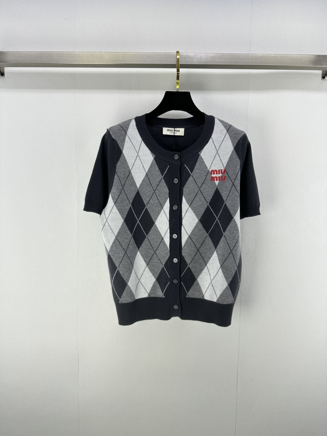 NO:482782,Miumi* New details The latest contrasting diamond knitted round neck cardigan short-sleeved in autumn!  The diamond pattern is very touching with a big brand!  Giant high-end color scheme, logo embellishments are easy to attract attention, and the celebrity girl is elegant and high-end!  The universal and versatile version makes the upper body look slimming!  1 color 3 code SML, miumiu, T-shirt, alexander wang19860909Miumi* 上新细节 秋季最新撞色菱格针织圆领开衫短袖！菱格图案搭配大牌感十足！巨高级配色,logo点缀轻松吸引眼球,名媛少女优雅又高级！万能百搭版型上身巨显瘦！ 1色3码SML,,miumiu,T-shirt,alexander wang,Women's clothing