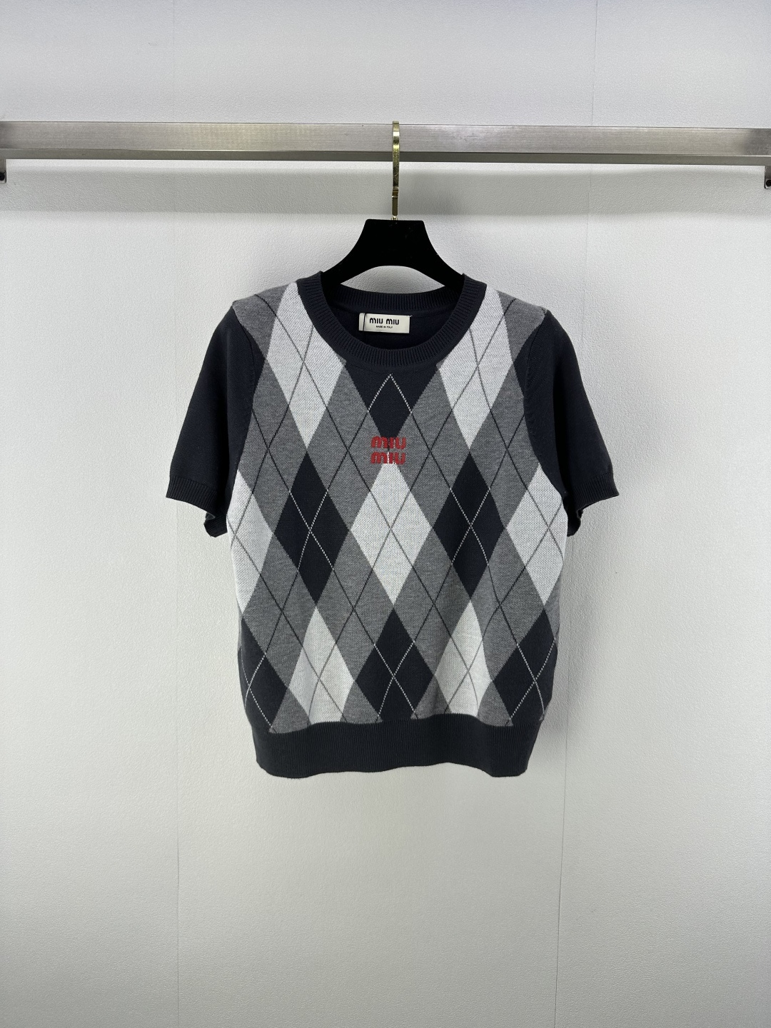 NO:482789,Miumi* New Details The latest contrasting diamond knitted round neck short sleeves for autumn!  The diamond pattern is very touching with a big brand!  Giant high-end color scheme, logo embellishments are easy to attract attention, and the celebrity girl is elegant and high-end!  The universal and versatile version makes the upper body look slimming!  1 color 3 code SML, miumiu, T-shirt, alexander wang19860909Miumi* 上新细节 秋季最新撞色菱格针织圆领短袖！菱格图案搭配大牌感十足！巨高级配色,logo点缀轻松吸引眼球,名媛少女优雅又高级！万能百搭版型上身巨显瘦！ 1色3码SML,,miumiu,T-shirt,alexander wang,Women's clothing