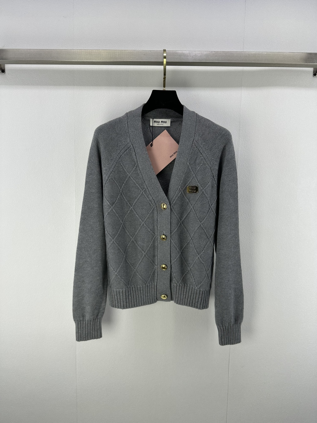 NO:482800,Miumi* New details The latest diamond knitted round v-neck cardigan for autumn!  The diamond texture is very brand-name!  Giant high-end color scheme, metal logo embellishments are easily attracted by the eye, and the celebrity girl is elegant and high-end!  The universal and versatile version makes the upper body look slimming!  2 colors 3 codes SML, miumiu, alexander wang19860909Miumi* 上新细节 秋季最新菱格针织圆v领开衫！菱格纹理搭配大牌感十足！巨高级配色,金属logo点缀轻松吸引眼球,名媛少女优雅又高级！万能百搭版型上身巨显瘦！ 2色3码SML,,miumiu,alexander wang,Women's clothing