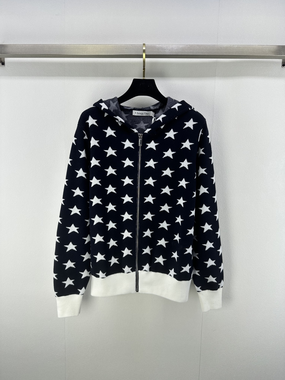 NO:483894,New details on Dio*, new knitted five-pointed star hooded cardigan long sleeves, classic letter CDlogo jacquard decoration, letter logo jacquard embellishment, fashionable and versatile and elegant 1 color 3 codes SML, dior, hats, alexander wang19860909Dio*上新细节 秋冬新款针织五角星连帽开衫长袖 经典字母CDlogo提花装饰 字母logo提花点缀 时髦百搭有气质 1色3码SML,,dior,hats,alexander wang,Women's clothing