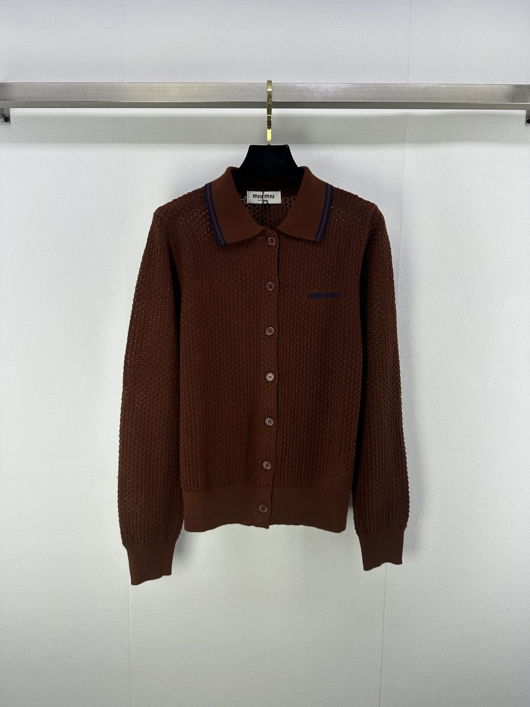 NO:483850,Miumi* New details The new autumn style jacquard hollow Polo collar knitted cardigan with a retro charm!  Old Qian style design, exquisite jacquard craftsmanship, hollow details show elegance. Female charm, instantly displayed!  1 color 3 code SML, miumiu, alexander wang19860909Miumi*上新细节 秋季新款字母提花镂空Polo领针织开衫,复古韵味拉满！老钱风设计,精致提花工艺,镂空细节尽显优雅.女性魅力,一穿即现！ 1色3码SML,,miumiu,alexander wang,Women's clothing