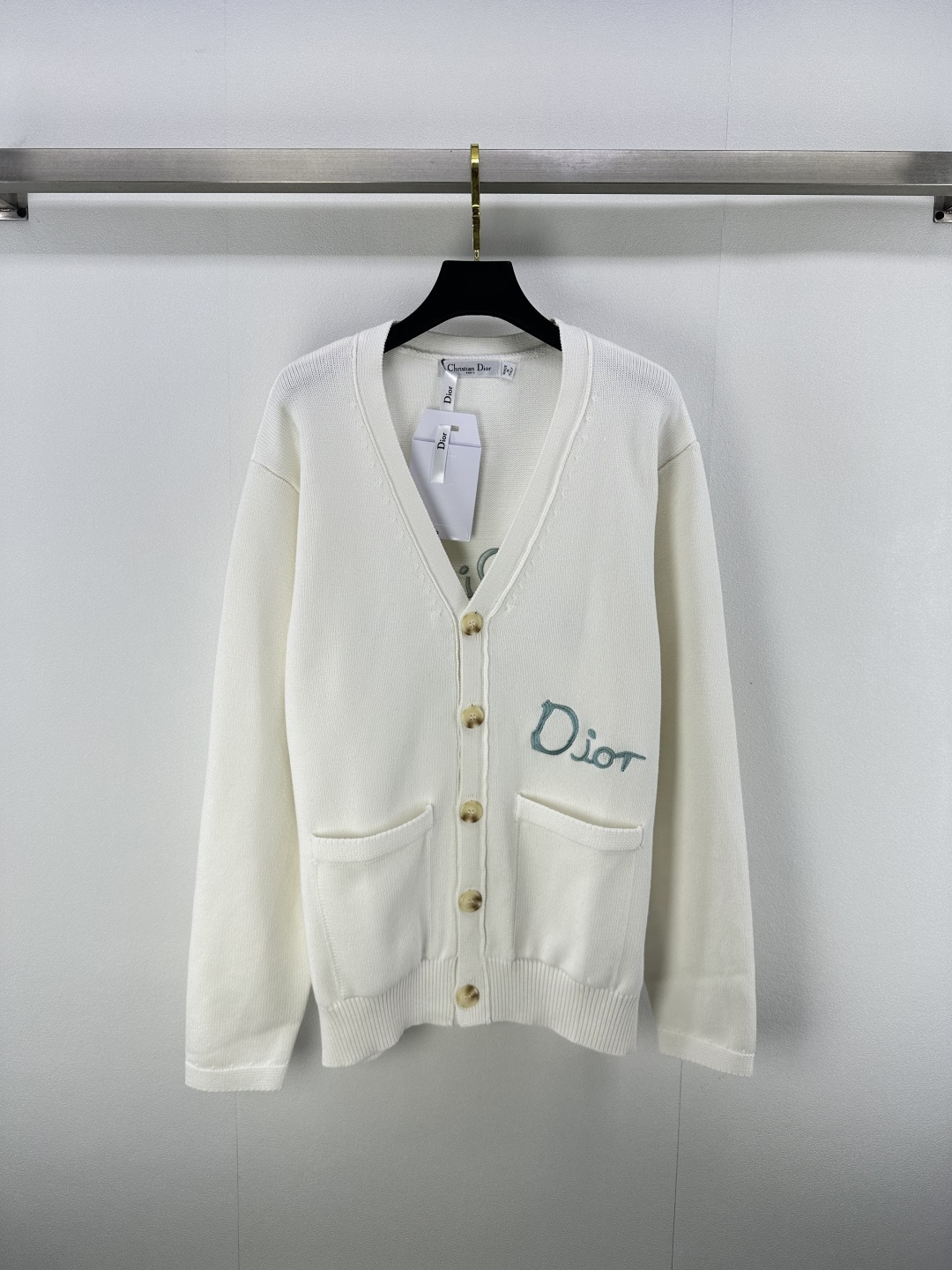 NO:483844,New details on Dio*. The new autumn letter embroidered v-neck cardigan, the same style as men and women, is super versatile. The v-neck cardigan design is fashionable and high-end, simple and trendy, and it can easily wear it to the big brand style!  1 color 3 code SML, dior, alexander wang19860909Dio*上新细节 秋季新款字母刺绣v领开衫,男女同款超百搭.v领开衫设计,时尚又显高端,简约潮流风,轻松穿出大牌范儿！ 1色3码SML,,dior,alexander wang,Women's clothing