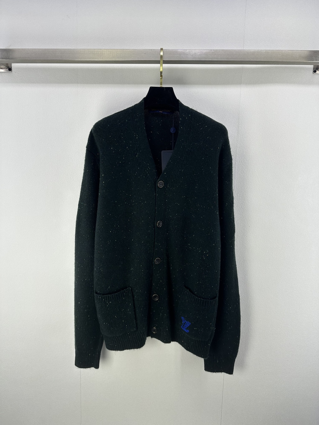 NO:484536,:1 Lv* new details 25 New autumn and winter v-neck cardigans look slim and casual on the upper body, fashionable and design-like. Classic plaid versatile double wallet design. Atmospheric and design highlights. Daily temperament. Same style for men and women. 1 color and 3 size SML,,louis vuitton,alexander wang19860909:1 Lv*上新细节 25 秋冬新品v领开衫上身显瘦休闲 时髦有设计感 格子经典百搭双荷包设计 大气有设计亮点 日常有气质 男女同款 1色3码SML,,louis vuitton,alexander wang,Women's clothing