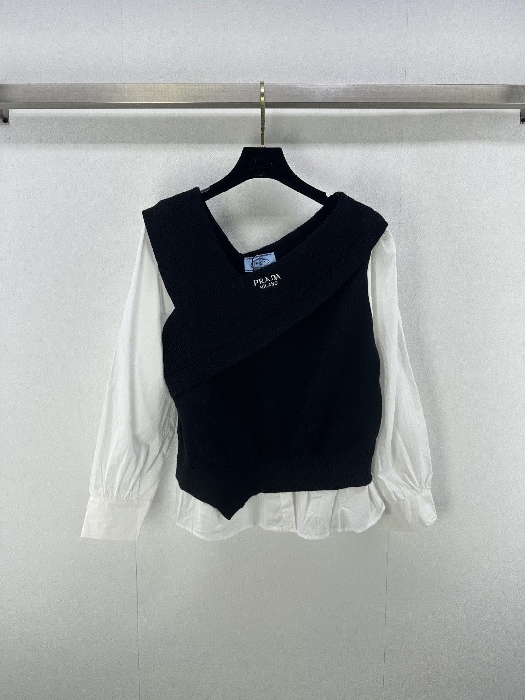 NO:482802,New details on Prad*, new slanted collar spliced ​​long sleeves in autumn, cuff hem spliced ​​shirt design, embroidery logo embellishment, highlighting the high-end feel of outfits, showing the relaxed tone, the first choice for fashion outfits in all seasons, 2 colors and 3 codes SML, prada, alexander wang19860909Prad*上新细节 秋季新款斜领拼接长袖 袖口下摆拼接衬衣设计 刺绣logo点缀修饰 凸显穿搭高级感 尽显松弛调性 四季时尚穿搭首选 2色3码SML,,prada,alexander wang,Women's clothing