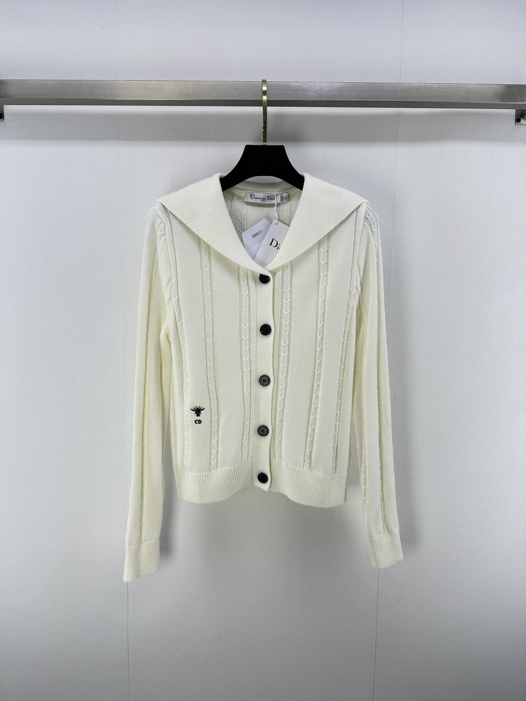 NO:482809,New details on Dio* 25 autumn new navy collar cardigan. The navy collar design is very age-reducing. The upper body is particularly elegant. The bee embroidery is classic and fashionable and versatile!  2 colors 3 codes SML, dior, alexander wang19860909Dio*上新细节 25秋季新款海军领开衫 海军领设计很减龄 上身特别显气质 小蜜蜂刺绣经典时尚百搭！ 2色3码SML,,dior,alexander wang,Women's clothing