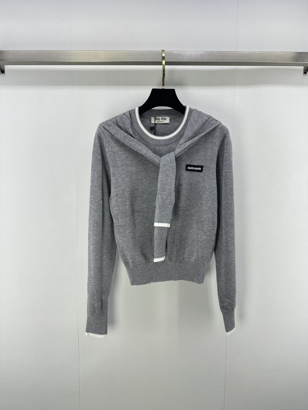 NO:482815,Miumi* new details 25 new round necklace long sleeves in autumn and winter necklace bow full of high-end feeling, thin fabric upper body looks slim and fashionable and versatile 2 colors 3 size SML, miumiu, alexander wang19860909Miumi*上新细节 25 秋冬新款圆领系带长袖 领口系带蝴蝶结高级感满满 轻薄面料上身显瘦时髦又百搭 2色3码SML,,miumiu,alexander wang,Women's clothing