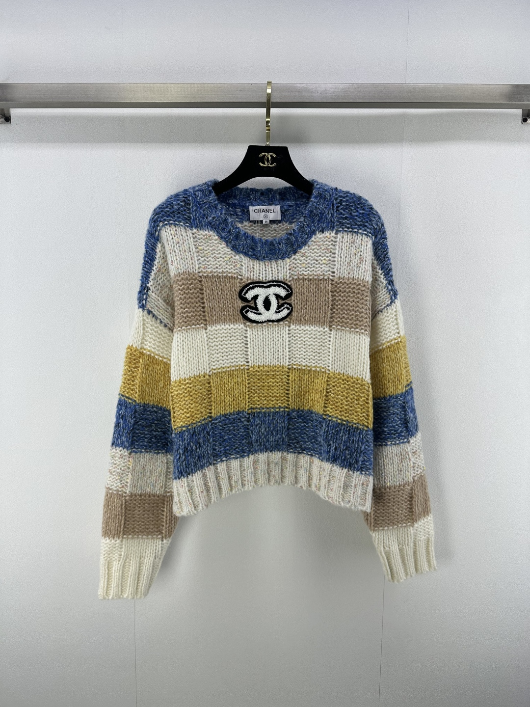 NO:482825,Chane* new details 25 new knitted plaid long sleeves in autumn and winter, large chest logo design, contrasting plaid shiny soft, skin-friendly, comfortable and textured, simple and elegant, hollowed-out pattern, iconic double C, low-key, luxury, light up the overall shape, 2 colors, 3 codes, SML, chanel, alexander wang19860909Chane*上新细节 25 秋冬新款针织格纹长袖 胸前大logo设计 撞色格纹光泽柔和 触感亲肤 舒适又显质感 简约大方 镂空纹路 标志性双C 低调彰显奢华 点亮整体造型 2色3码SML,,chanel,alexander wang,Women's clothing