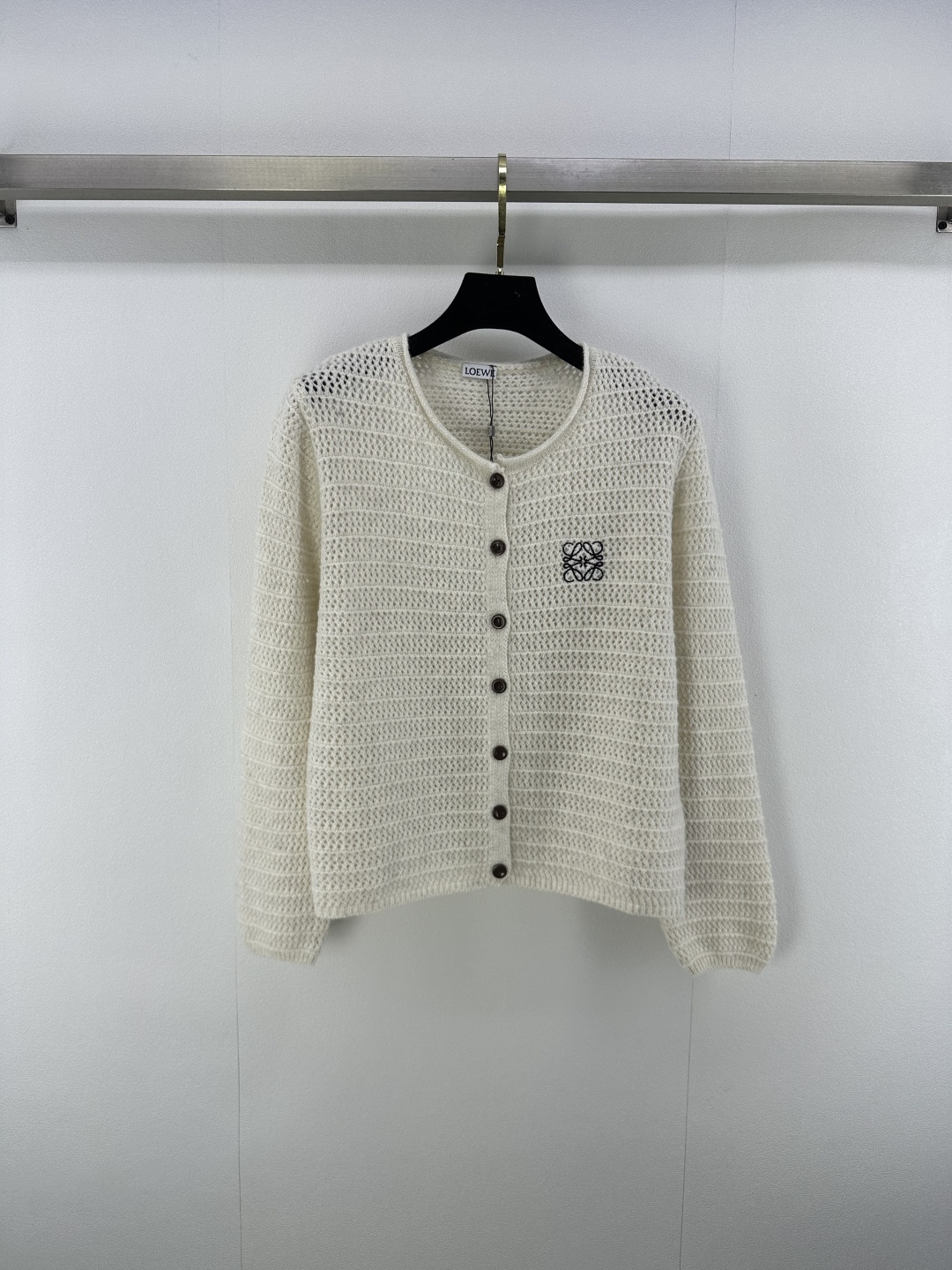 NO:482831,Loew* New Details 25 The latest hollow knitted round neck cardigan for autumn long sleeves!  Custom blended yarn weaving, high-quality and breathable texture, knitted cardigan tailoring, fine crochet texture, highlighting the high-end feel of outfit, showing the relaxed tone, the totem logo on the chest highlights the light luxury and fashionable temperament!  2 color 3 code SML, loewe, alexander wang19860909Loew* 上新细节 25 秋季最新镂空针织圆领开衫长袖！定制混纺纱线织造 质感高级透气 针织开衫剪裁 通体利用细密钩针肌理 凸显穿搭高级感 尽显松弛调性 胸前图腾徽标 凸显轻奢时髦气质！ 2色3码SML,,loewe,alexander wang,Women's clothing