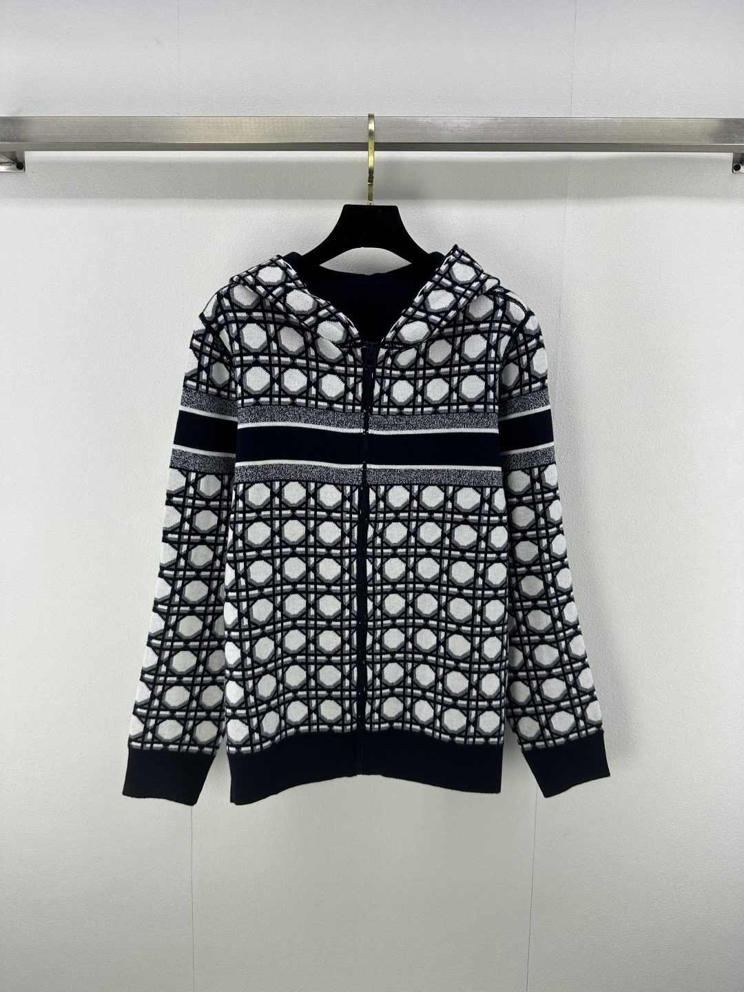 NO:482837,Dio* new details 25 Autumn and winter new hooded double-sided wool jacket with back logo letters, presbyopia and full of prints in the inner loose style, fashionable and tall and slimming, a very fashionable double-sided niang jacket with comfortable upper body, paired with wide-leg pants, comfortable to go out on the street, wear on both sides Navy blue calm temperament Gray high-end fashionable Both are white colors 1 color 3 SML,,dior,jackets & coats,hats,alexander wang19860909Dio*上新细节 25 秋冬新品连帽双面羊毛外套 后背logo字母 内里老花满印 宽松版型 时髦又显高显瘦 非常洋气的一款双面尼外套 上身舒适时髦 搭配阔腿裤 舒服出街 两面穿 藏青色沉稳气质 灰色高级时髦 两个都是会显白的颜色 1色3码SML,,dior,jackets & coats,hats,alexander wang,Women's clothing