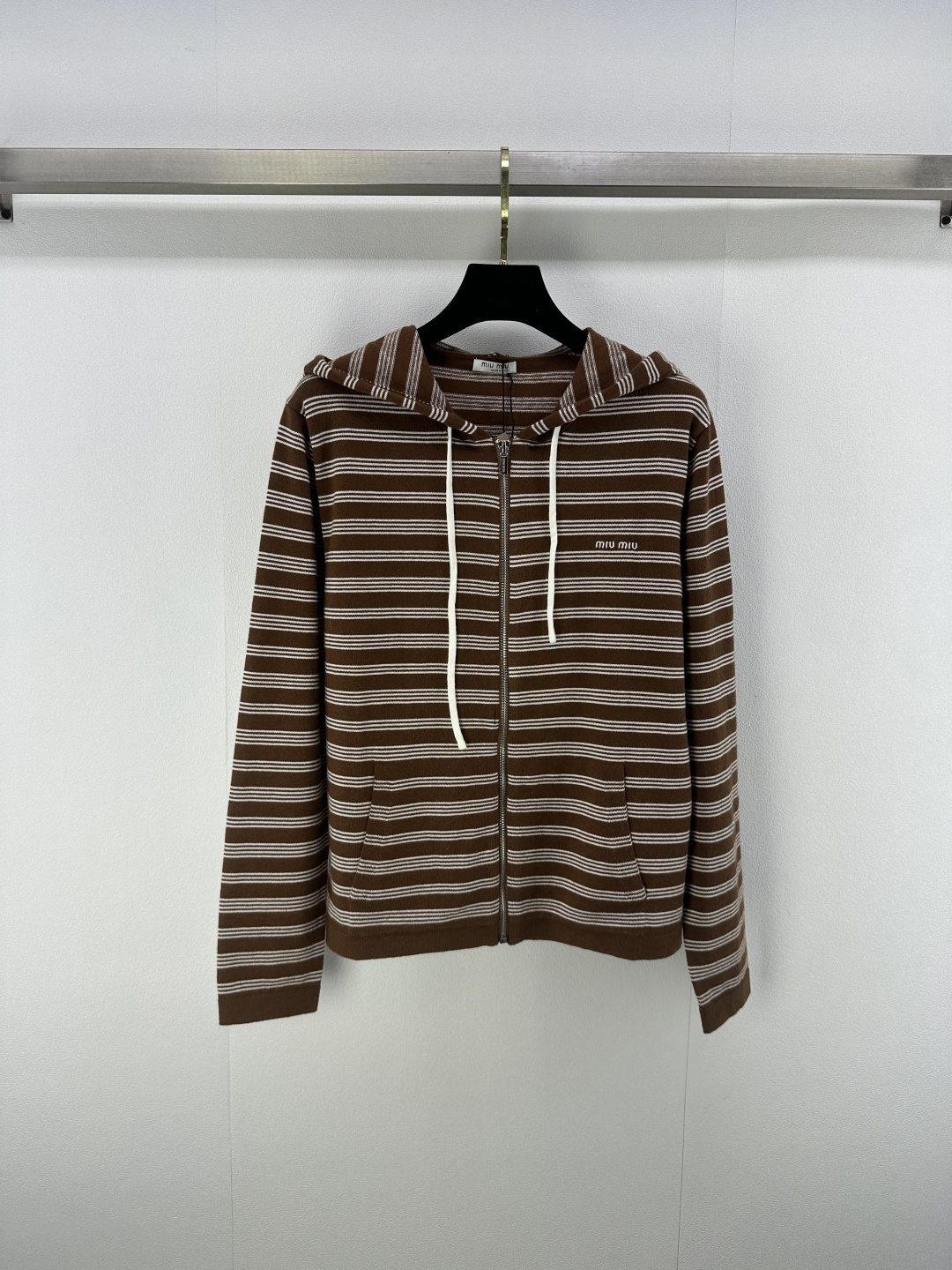 NO:483884,t205MiuMi *New details New contrasting zipper striped hooded cardigan in autumn and winter Positioning logo logo custom wool fabric comfortable and breathable slim fit style temperament celebrity 2 colors 3 size SML, miumiu,hats,alexander wang19860909t205MiuMi *上新细节 秋冬新款撞色拉链条纹连帽开衫 定位logo徽标 定制羊毛面料 舒适透气 修身版型 气质名媛 2色3码SML,,miumiu,hats,alexander wang,Women's clothing