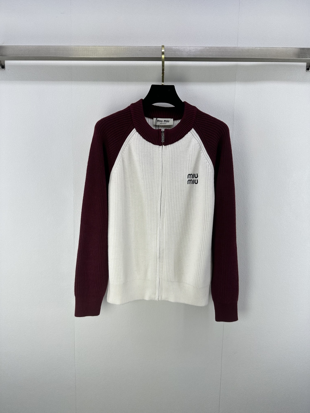 NO:483889,MiuMi *New details New contrasting color zipper cardigan in autumn and winter Positioning logo logo Customized fabric Comfortable and breathable Slim fit style Temperament celebrity 2 colors 3 codes SML, miumiu, alexander wang19860909MiuMi *上新细节 秋冬新款撞色拼色拉链开衫 定位logo徽标 定制定织面料 舒适透气 修身版型 气质名媛 2色3码SML,,miumiu,alexander wang,Women's clothing