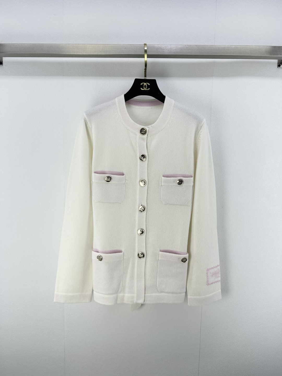 NO:484549,:1 Chane* new details 25 Early autumn new contrasting round neck cardigan long sleeves Four-pocket decoration yb custom mold opening multi-patterned letter logo button embellishment cuff lace logo lace waist-closing design to make it look slim and cover the flesh high-end fashionable and versatile. Little fragrance must be included in 2 colors and 3 sizes SML, chanel, alexander wang19860909:1 Chane*上新细节 25 早秋新款撞色圆领开衫长袖 四口袋装饰yb定制开模 多图案字母logo纽扣点缀 袖口蕾丝徽标 系带收腰设计显瘦遮肉 高级时髦又百搭 小香女孩必入 2色3码SML,,chanel,alexander wang,Women's clothing