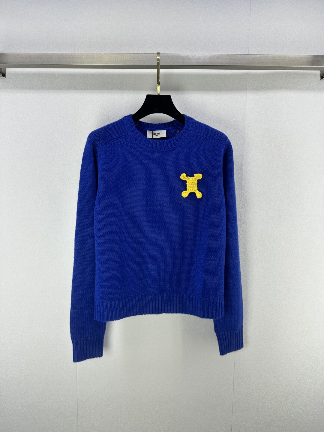 NO:483858,Celin* new details, new knitted round neck long sleeves in autumn and winter, raglan sleeve design, hand-woven brand logo pattern decoration, high-end, fashionable and versatile, showing a relaxed tone, the first choice for fashionable outfits in all seasons!  4 color 3 code SML, celine, alexander wang19860909Celin*上新细节 秋冬新款针织圆领长袖 插肩袖设计 手工编织品牌logo图案装饰 高级时髦百搭 尽显松弛调性 四季时尚穿搭首选！ 4色3码SML,,celine,alexander wang,Women's clothing