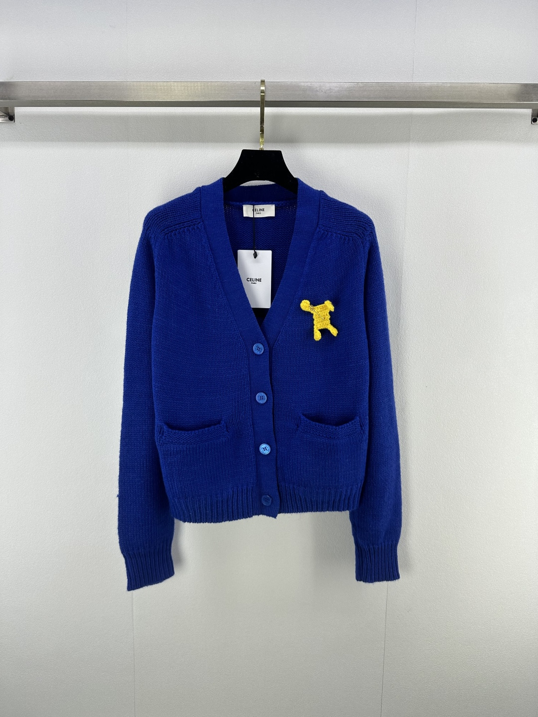 NO:483863,Celin* new details, new knitted V-neck cardigan, raglan sleeve design, hand-woven brand logo pattern decoration, yb letter logo button embellishment, high-end fashionable and versatile 4 colors 3 codes, SML, celine, alexander wang19860909Celin*上新细节 秋冬新款针织V领开衫 插肩袖设计 手工编织品牌logo图案装饰 yb字母logo纽扣点缀 高级时髦百搭 4色3码SML,,celine,alexander wang,Women's clothing