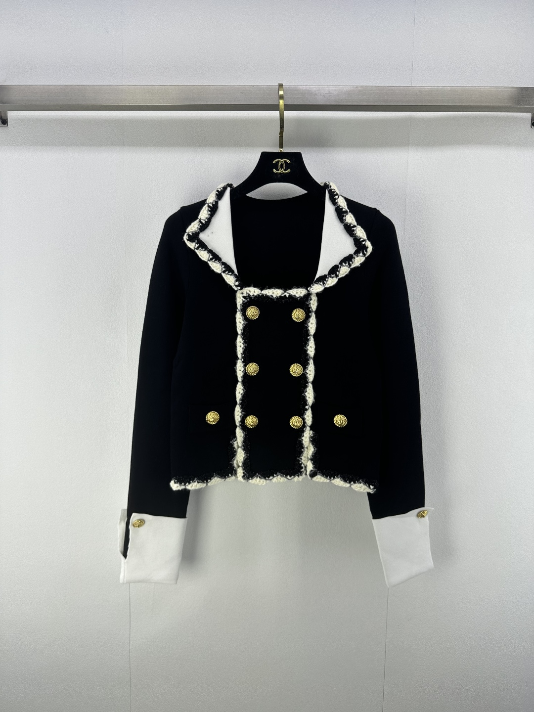 NO:484547,New details on Balmai*, new knitted double-breasted color-blocked lapel cardigan jacket in early autumn, customized metal tiger button buttons, short version silhouette, contrasting color woven edging, retro and fashionable, CP collar bottom and breasts interspersed with each other, delicate and temperament, with a leisurely halo, is useless and not picky, casual and age-reducing!  !  1 color 3 code SML, balmain, jackets & coats, alexander wang19860909Balmai*上新细节 早秋新品针织双排扣拼色翻领开衫外套 定制金属老虎扣纽扣 短版廓型 撞色编织包边 复古又时尚 CP领襟底摆与排扣彼此穿插 细腻又气质 自带闲适光环 白搭不挑人 随性又减龄！！ 1色3码SML,,balmain,jackets & coats,alexander wang,Women's clothing