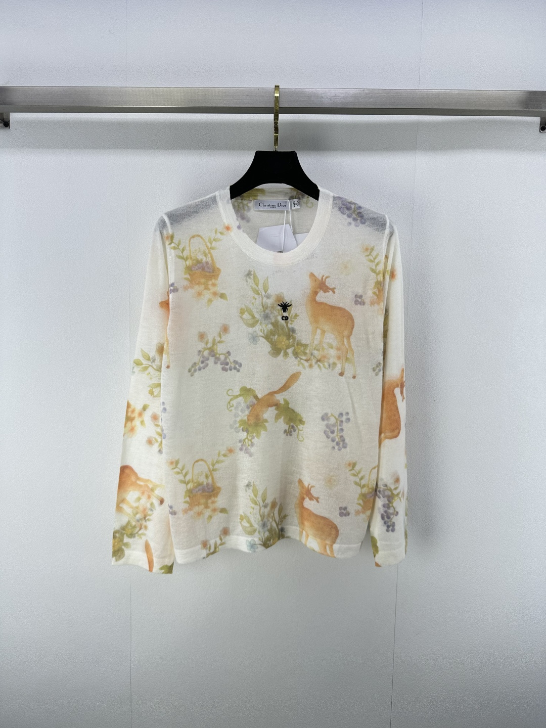 NO:484555,Dio* new details, new autumn jungle animal long sleeves, a fresh temperament goddess that hits the heart, original custom imported wash water Meinu wool material is light and comfortable. The classic style is not picky for people, the upper body looks slim and tall!  1 color 3 code SML, dior, alexander wang19860909Dio*上新细节 秋季新款丛林动物长袖 直戳心灵的清新气质女神,原版定制进口洗水美丽奴羊毛材质轻盈舒适.经典版型不挑人上身显瘦又高挑！ 1色3码SML,,dior,alexander wang,Women's clothing