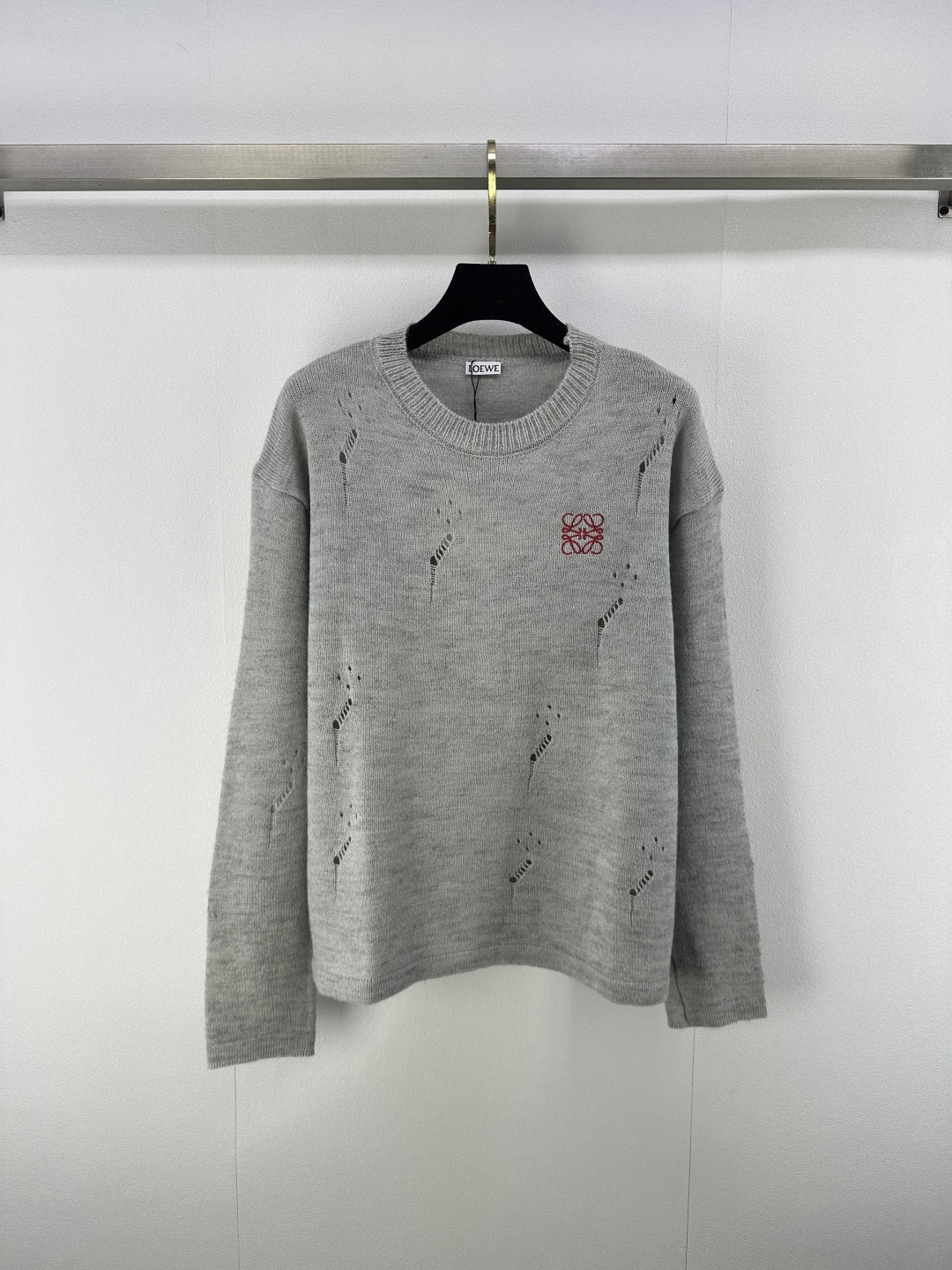 NO:483899,Loew* New Details Latest Knitted Loop Long Sleeves in Fall!  The contrasting logo totem is lively, showing a sweet atmosphere, the small details of the hole are designed with a fashionable temperament on the high street, and the upper body is absolutely sexy!  2 color 3 code SML, loewe, alexander wang19860909Loew* 上新细节 秋季最新针织破洞长袖！撞色logo图腾灵动,展现甜美气息,破洞小细节设计理念高街时髦气质,上身妥妥性感风！ 2色3码SML,,loewe,alexander wang,Women's clothing