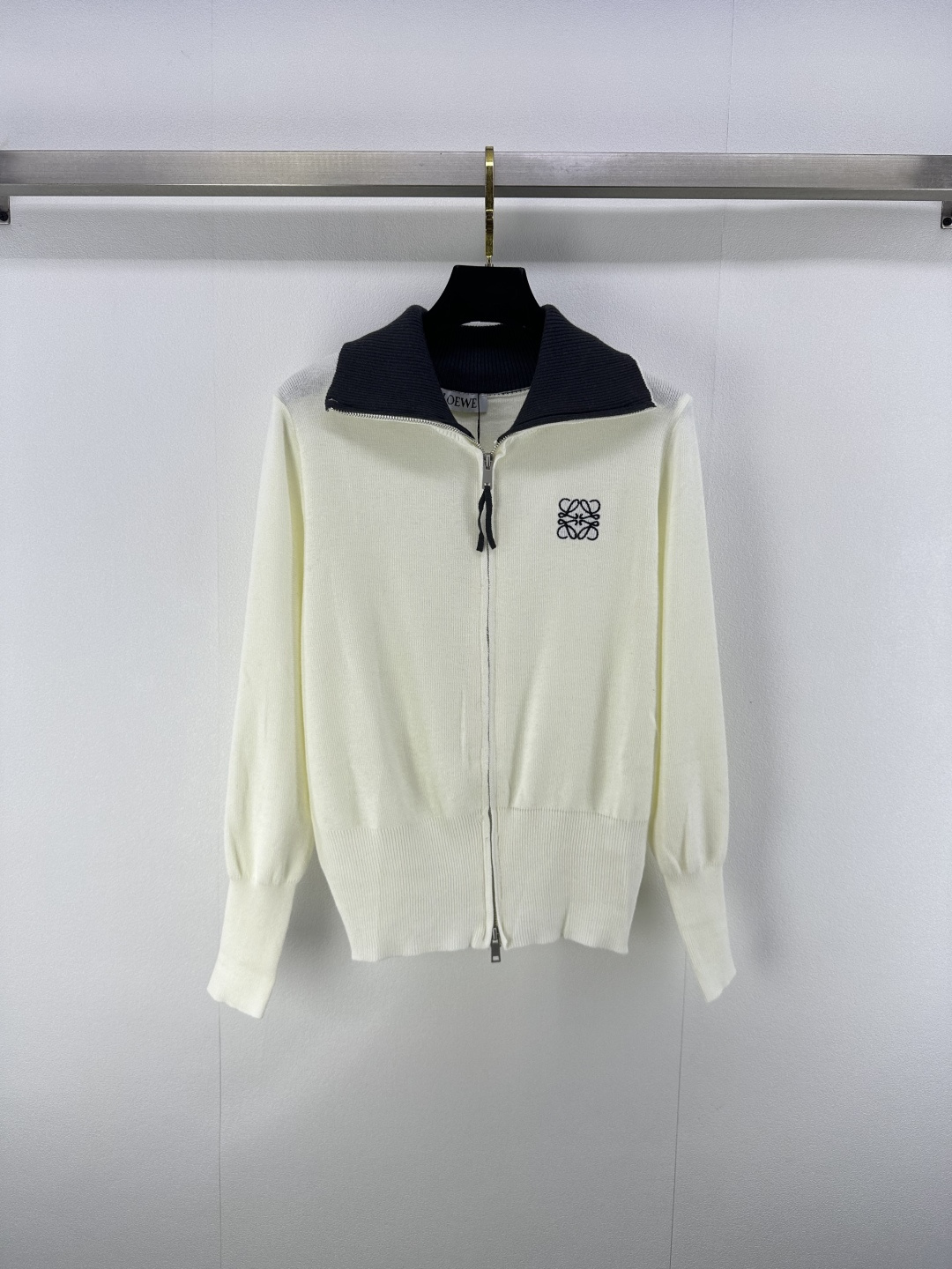 NO:483904,Loew* New Details Latest Knitted Lapel Half Zipper Long Sleeve in Fall!  Contrast color lapels, small details design concept, high street fashionable temperament, and the upper body is absolutely sexy!  3 color 3 code SML, loewe, alexander wang19860909Loew* 上新细节 秋季最新针织翻领半拉链长袖！撞色翻领 小细节设计理念高街时髦气质,上身妥妥性感风！ 3色3码SML,,loewe,alexander wang,Women's clothing