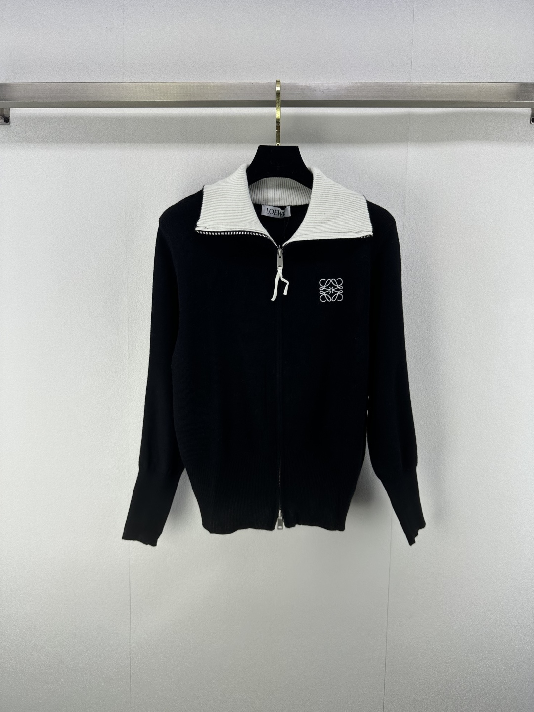 NO:483909,aLoew* New Details Latest Knitted Lapel Half Zipper Long Sleeve in Fall!  Contrast color lapels, small details design concept, high street fashionable temperament, and the upper body is absolutely sexy!  3 color 3 code SML, loewe, alexander wang19860909aLoew* 上新细节 秋季最新针织翻领半拉链长袖！撞色翻领 小细节设计理念高街时髦气质,上身妥妥性感风！ 3色3码SML,,loewe,alexander wang,Women's clothing