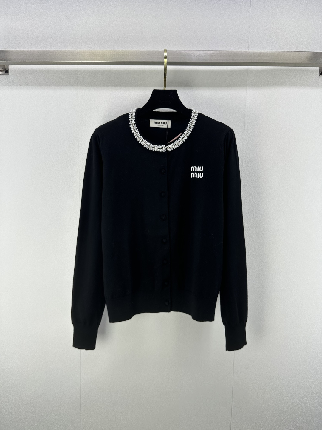 NO:483913,Miumi* New details New in autumn heavy industry beaded round neck cardigan!  The neckline bead element design and customized buttons are beautiful and playful, and the girlish style cannot hide the girl's heart is definitely very elegant!  3 color 3 code SML, miumiu, alexander wang19860909Miumi*上新细节 秋季新款重工钉珠圆领开衫！领口钉珠元素设计,定制纽扣,唯美又俏皮,藏不住少女心版型妥妥地非常显气质！ 3色3码SML,,miumiu,alexander wang,Women's clothing