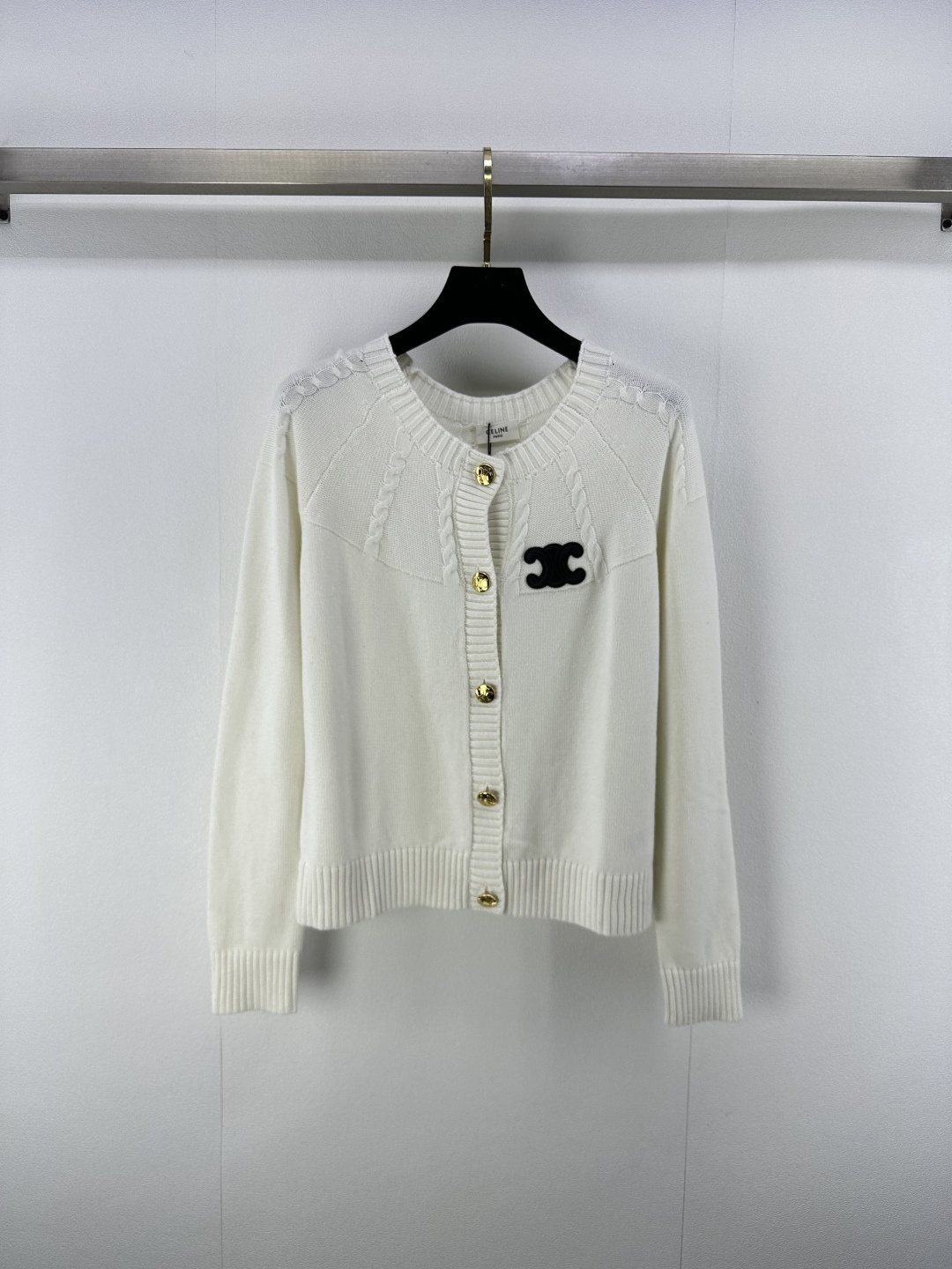 NO:484553,Celin* new details, new round neck Arc de Triomphe cardigan, customized metal buttons, age-reducing fashion style, super high appearance~classic logo logo casual and fashionable 2 colors 3 codes SML, celine, alexander wang19860909Celin*上新细节 秋冬新款圆领凯旋门开衫 定制金属纽扣 减龄时尚风 超高颜值～经典徽标logo休闲时髦又好看 2色3码SML,,celine,alexander wang,Women's clothing