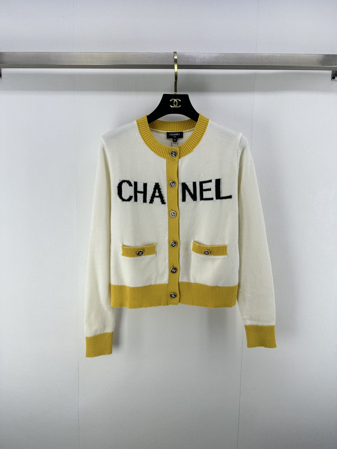 NO:484557,Chane* new details New autumn round neck knitted cardigan long sleeves Classic double C logo buttons Conspicuous brand letters Contrasting color design is eye-catching Simple yet refined, easy to create a fashionable French style 2 colors 3 codes SML, chanel, alexander wang19860909Chane*上新细节 秋季新款圆领针织开衫长袖 经典双C标志纽扣 醒目品牌字母 撞色设计亮眼吸睛 简约又不失精致感 轻松打造时尚法式风 2色3码SML,,chanel,alexander wang,Women's clothing
