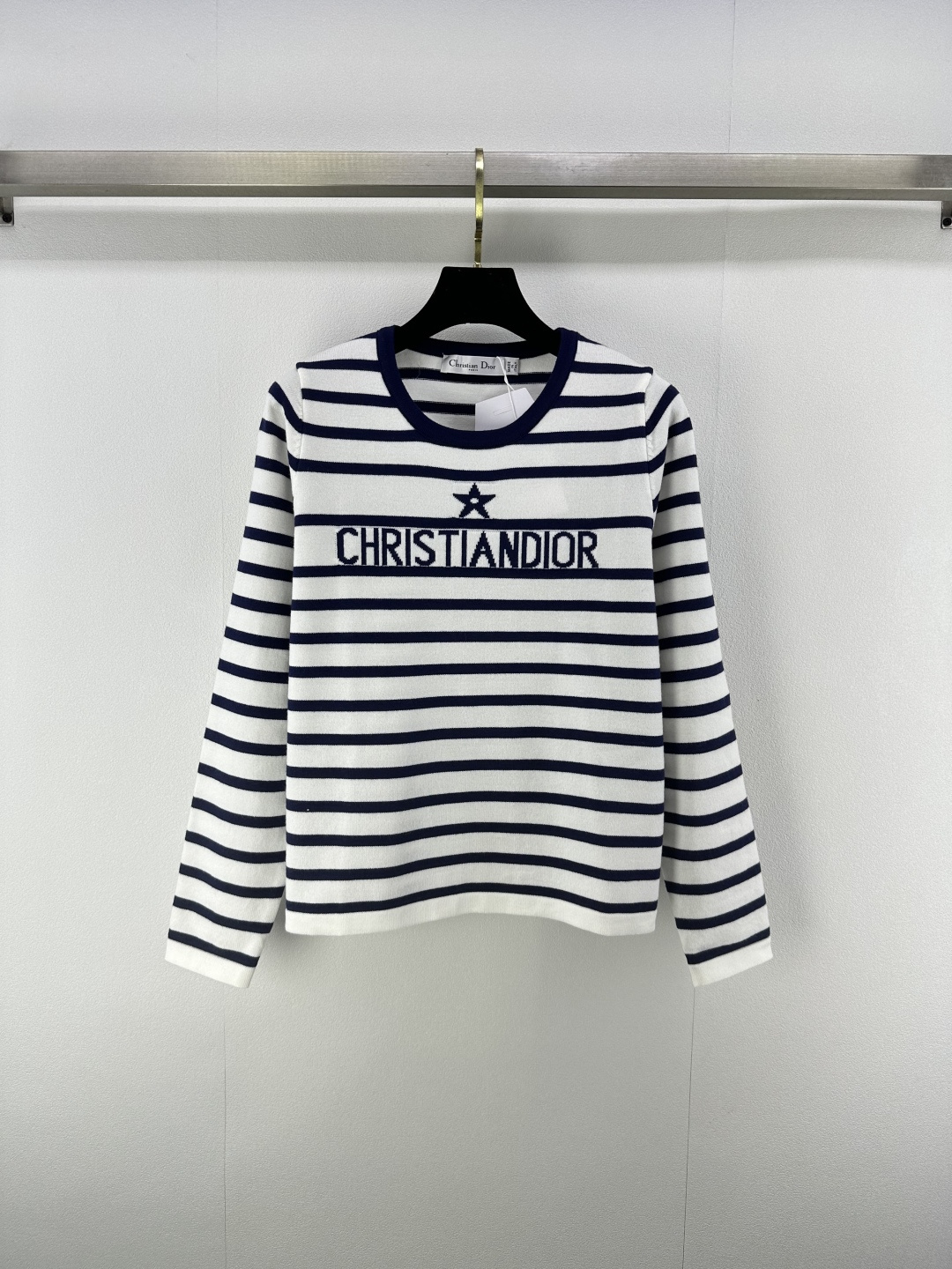 NO:484559,New details on Dio*, new autumn knitted round-neck striped long sleeves, classic inter-color striped splicing design, brand letter logo contrast embellishment, slim fit style, top body, exquisite, low luxury and versatile 3 colors, 3 codes, SML, dior, alexander wang19860909Dio*上新细节 秋季新款针织圆领条纹长袖 经典间色条纹拼接设计 品牌字母logo撞色点缀 修身版型上身显瘦 精致低奢百搭 3色3码SML,,dior,alexander wang,Women's clothing