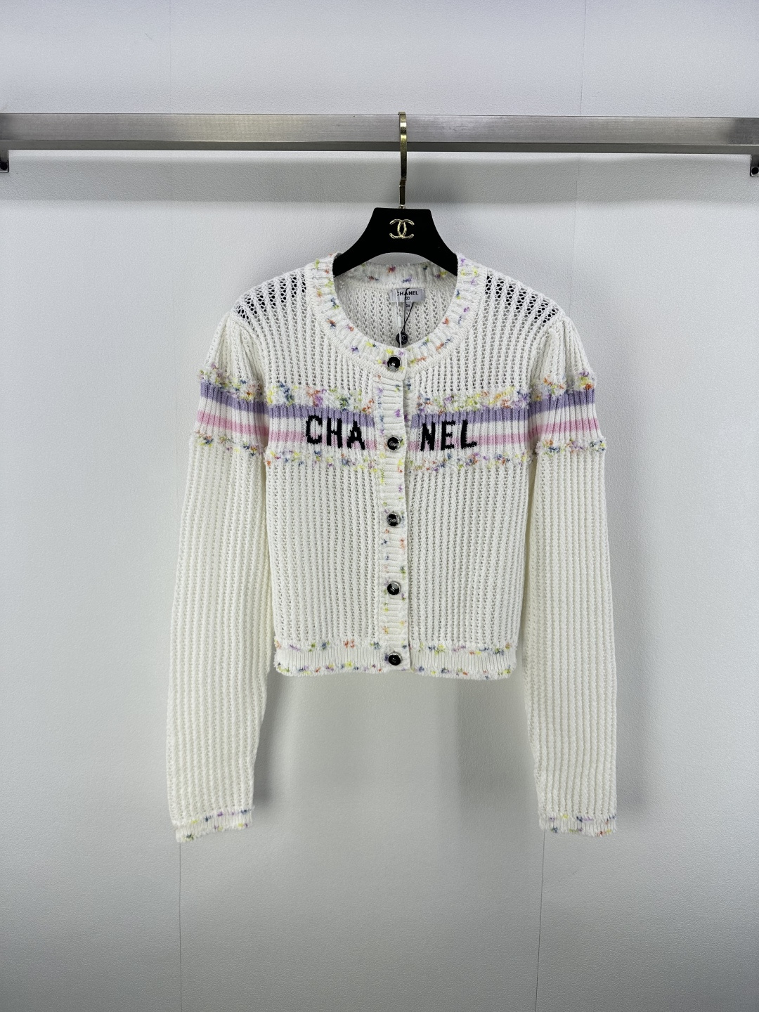 NO:484528,CHANE* New details The latest round neck contrasting color hollow knitted lace cardigan in early autumn!  Customized wool yarn woven, breathable and comfortable, easy to wear, round neck knitted cardigan cuts are interwoven with hollow crochet texture, outlining contrasting collar texture patterns to highlight the high-end feeling of outfits, showing the relaxed tone, the letter logo on the chest is time to highlight the light luxury and fashionable temperament!  2 colors 3 codes SML, chanel, alexander wang19860909CHANE* 上新细节 早秋最新圆领撞色镂空针织花边开衫！定制羊毛纱线织造 透气舒适 弹力好穿 圆领针织开衫剪裁通体利用镂空钩针肌理交织 勾勒出撞色绞花纹理图案 凸显穿搭高级感 尽显松弛调性 胸前字母logo提花徽标时间 凸显轻奢时髦气质！ 2色3码SML,,chanel,alexander wang,Women's clothing