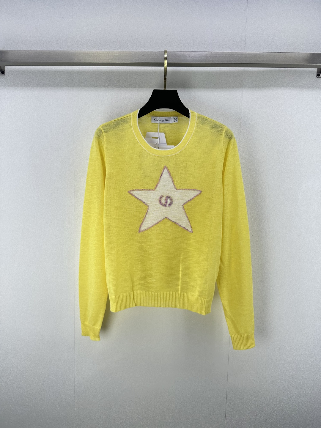 NO:484527,New details on Dio*. New round neck five-pointed star long sleeves in autumn and winter!  Customized YB wool yarn weaving, high-quality texture, comfortable and round neck knitted long-sleeved tailoring, two colors interwoven throughout the body to base the five-pointed star pattern on the chest, highlighting the brand’s personality and highlighting the high-end feeling of outfit!  2 colors 3 codes SML, dior, alexander wang19860909Dio*上新细节 秋冬新款圆领五角星长袖！定制YB羊毛纱线织造 质感高级舒适 圆领针织长袖剪裁 通体两色交织打底胸前定位五角星图案 彰显品牌个性 凸显穿搭高级感！ 2色3码SML,,dior,alexander wang,Women's clothing