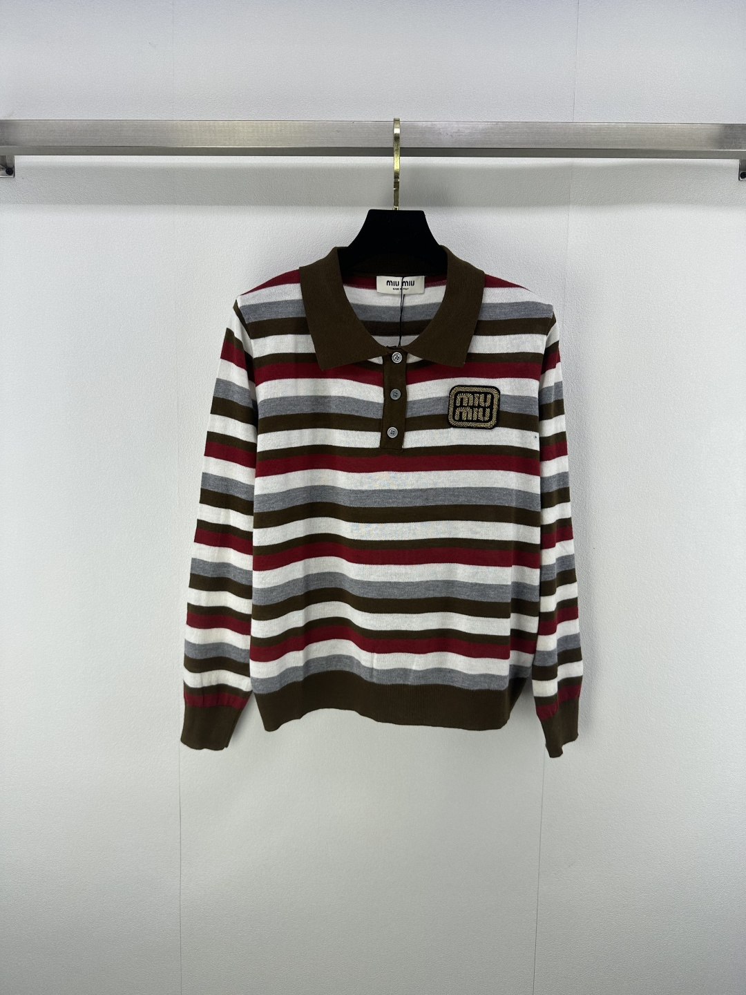 NO:484532,New details on MiuMi* The latest knitted striped lapel long sleeves in autumn and winter!  Imported yarn weaving, comfortable to wear, soft and delicate, letters and logos on the chest, highlight the brand tone, the three-color striped texture of ready-to-wear shows temperament and retro style, and adds an elegant atmosphere to the upper body!  2 colors 3 codes SML, miumiu, alexander wang19860909MiuMi*上新细节 秋冬最新针织条纹翻领长袖！进口纱线织造 穿搭舒适 柔软细腻 胸前字母徽标装点 彰显品牌调性 成衣三色条纹肌理交替 展现气质复古风格 上身增添优雅气息！ 2色3码SML,,miumiu,alexander wang,Women's clothing