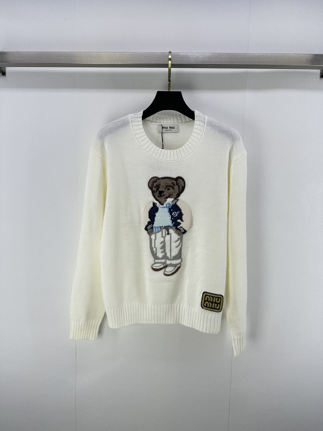 NO:485620,Miumi* New Details New Autumn Bear Hand Hook Pattern Round Neck Long Sleeves!  Classic H loose fit design!  Quality control is a must-have. Imported pure cotton yarn has an invincible texture!  The three-dimensional embroidery craft of the inlay bear. It is a must-have for the fashionable and stylish girlish temperament!  Children's high-end retro casual style. The style is versatile and not picky. 2 colors and 3 sizes SML, miumiu, alexander wang19860909Miumi*上新细节 秋季新款小熊手勾图案圆领长袖！经典H宽松版型设计！品质控必入.进口纯棉纱线质感无敌赞！嵌花小熊立体刺绣工艺.减龄少女气质时髦精必入！童趣高级复古随性风.版型百搭不挑人. 2色3码SML,,miumiu,alexander wang,Women's clothing