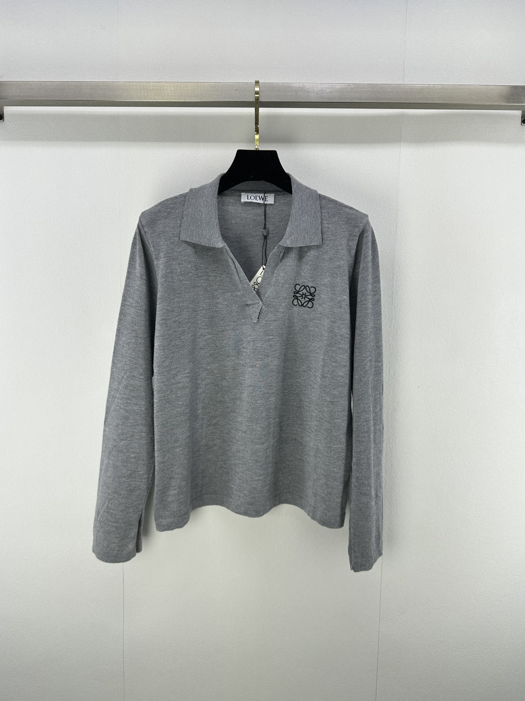 NO:485628,Loew* New details Latest lapel long sleeves in autumn and winter!  Positioning totem logo Custom imported knitted material High-quality texture Cuff slit design highlights the brand's personality!  versatile and not picky about people 3 colors 3 codes SML, loewe, alexander wang19860909Loew* 上新细节 秋冬最新翻领长袖！定位图腾徽标 定制进口针织材质 质感高级 袖口开叉设计 彰显品牌张扬个性格调！百搭不挑人 3色3码SML,,loewe,alexander wang,Women's clothing