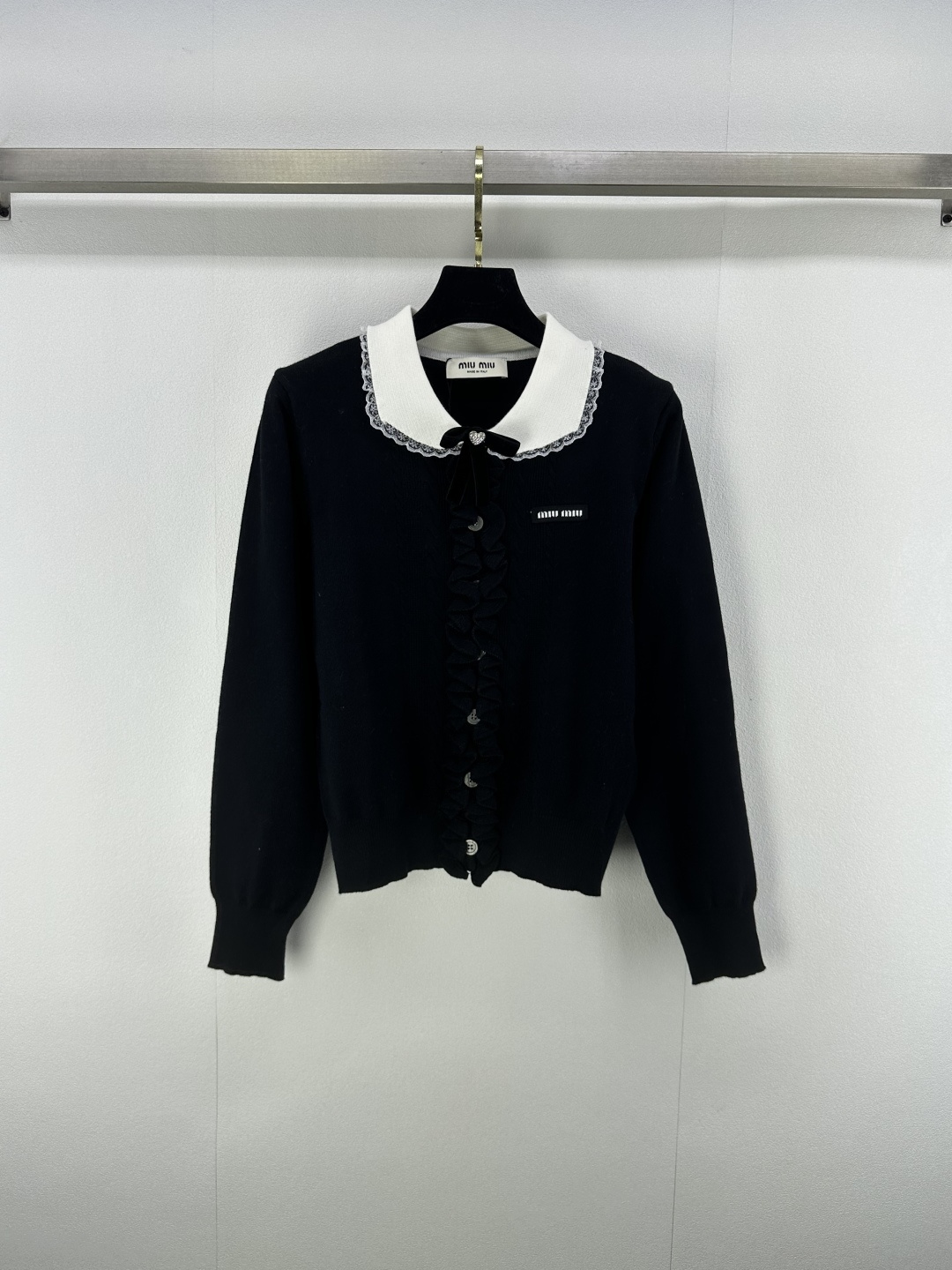 NO:485635,Miu Mi* New details, new autumn and winter Polo collar lace long-sleeved sweater, hand-hooked lace patterns, car flower brand letters three-dimensional jacquard fabric on the left, full of girlishness on the upper body!  Age-reducing and fashionable, versatile and not picky about people 3 colors and 3 codes SML, miumiu, sweaters, alexander wang19860909Miu Mi*上新细节 秋冬新款Polo领花边长袖毛衣 手工勾花边纹路 左侧车花品牌字母立体提花面料 上身少女感满满！减龄又时髦 百搭不挑人 3色3码SML,,miumiu,sweaters,alexander wang,Women's clothing